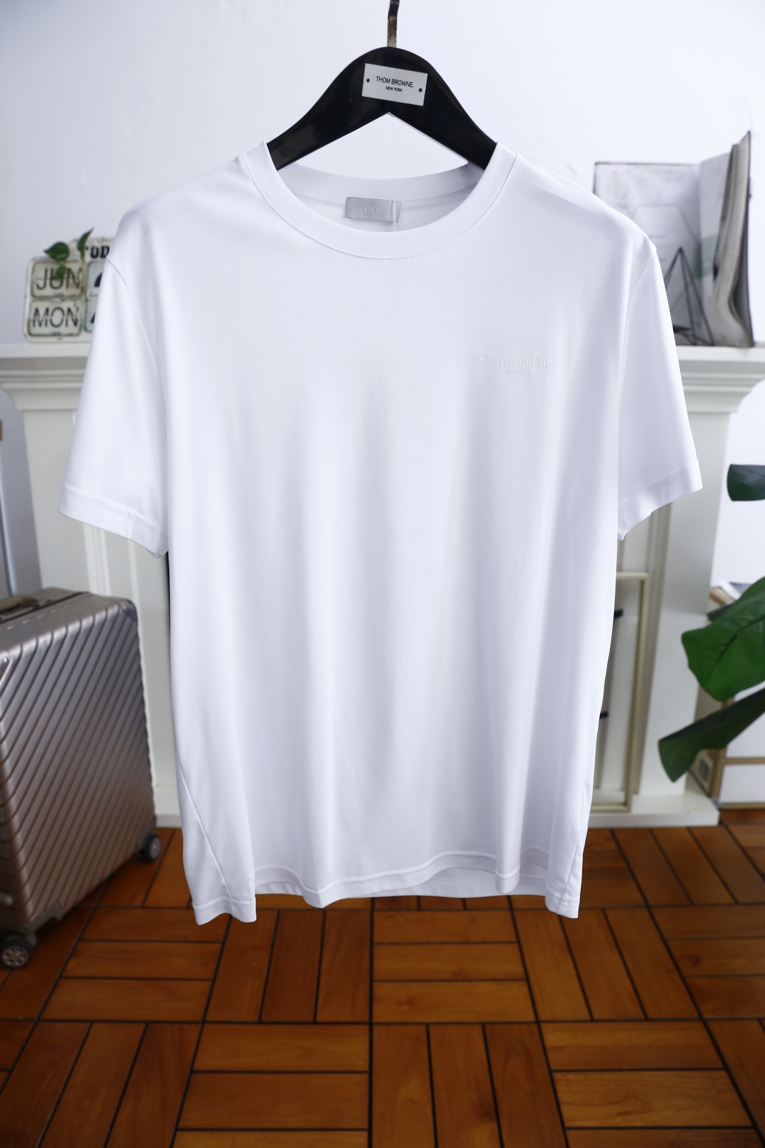 NO:514804,Dior/Christian D*or. 2025 summer men's round neck short-sleeved luxury classic brand LOGO logo marked with the upper body to experience the youthfulness and fashion sense brought by this design!  The overall style is fashionable and trendy, using comfortable Tensile acetate fabric, soft, skin-friendly and breathable, and has a very crisp and crisp drooping feeling. The upper body is fashionable and fashionable, and it is a must-have item for trendy men!  Counter size M-3XL, shipped the next day!  ,dior,T-shirt,alexander wang19860909迪奥/Christian D*or. 2025夏季男士圆领短袖奢华经典品牌LOGO标识标注上身就能体会这款设计带来的年轻与时尚感！整体时尚而有潮流,采用舒适醋酸天丝面料 柔软亲肤透气 ,又有很好的挺括 垂感 上身时尚潮流色系,潮男必备单品！专柜尺码M-3XL,隔天出货！,,dior,T-shirt,alexander wang,Men's clothing