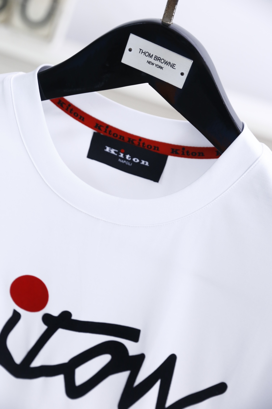 🔥kiton
2025夏季男士短袖👍🏼时尚经典圆领设计！胸前品牌字母LOGO搭配！高级定制百搭款式 任何