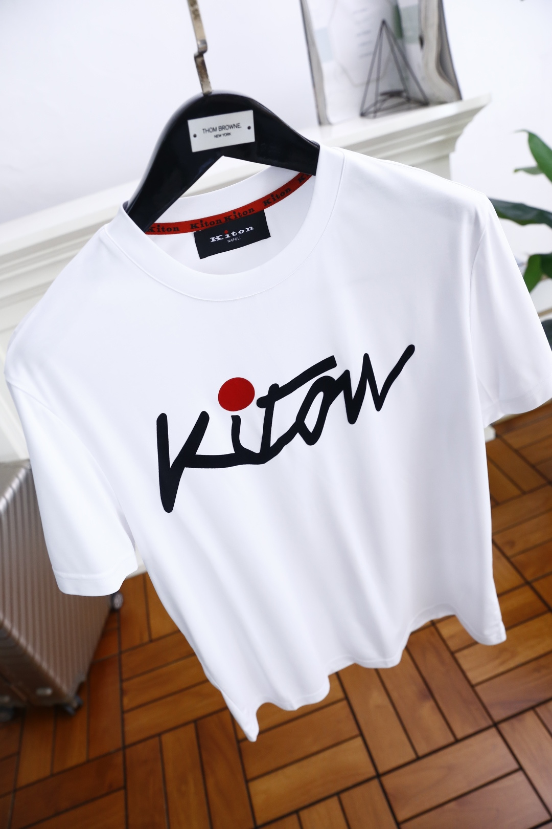 🔥kiton
2025夏季男士短袖👍🏼时尚经典圆领设计！胸前品牌字母LOGO搭配！高级定制百搭款式 任何