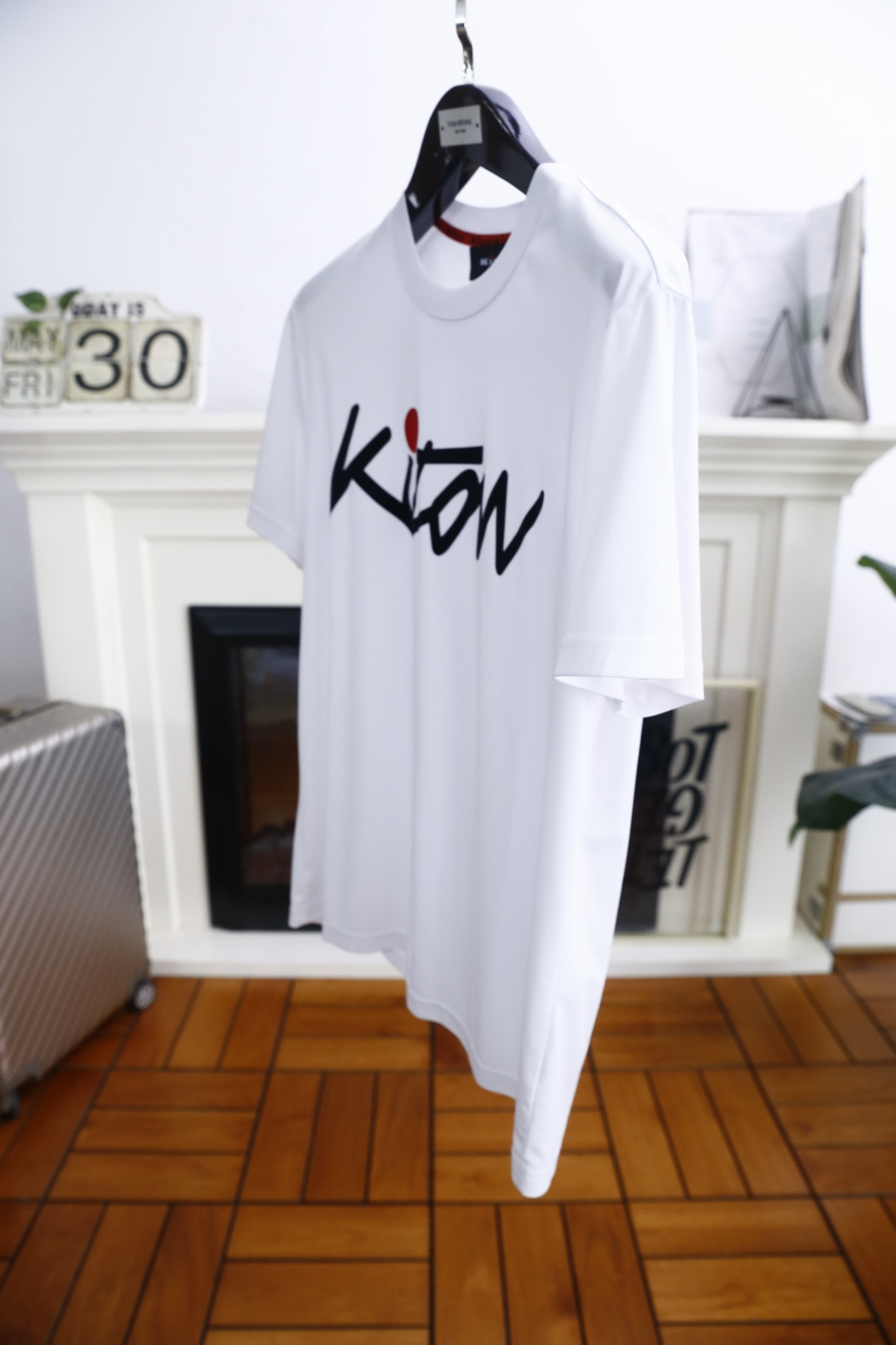 🔥kiton
2025夏季男士短袖👍🏼时尚经典圆领设计！胸前品牌字母LOGO搭配！高级定制百搭款式 任何