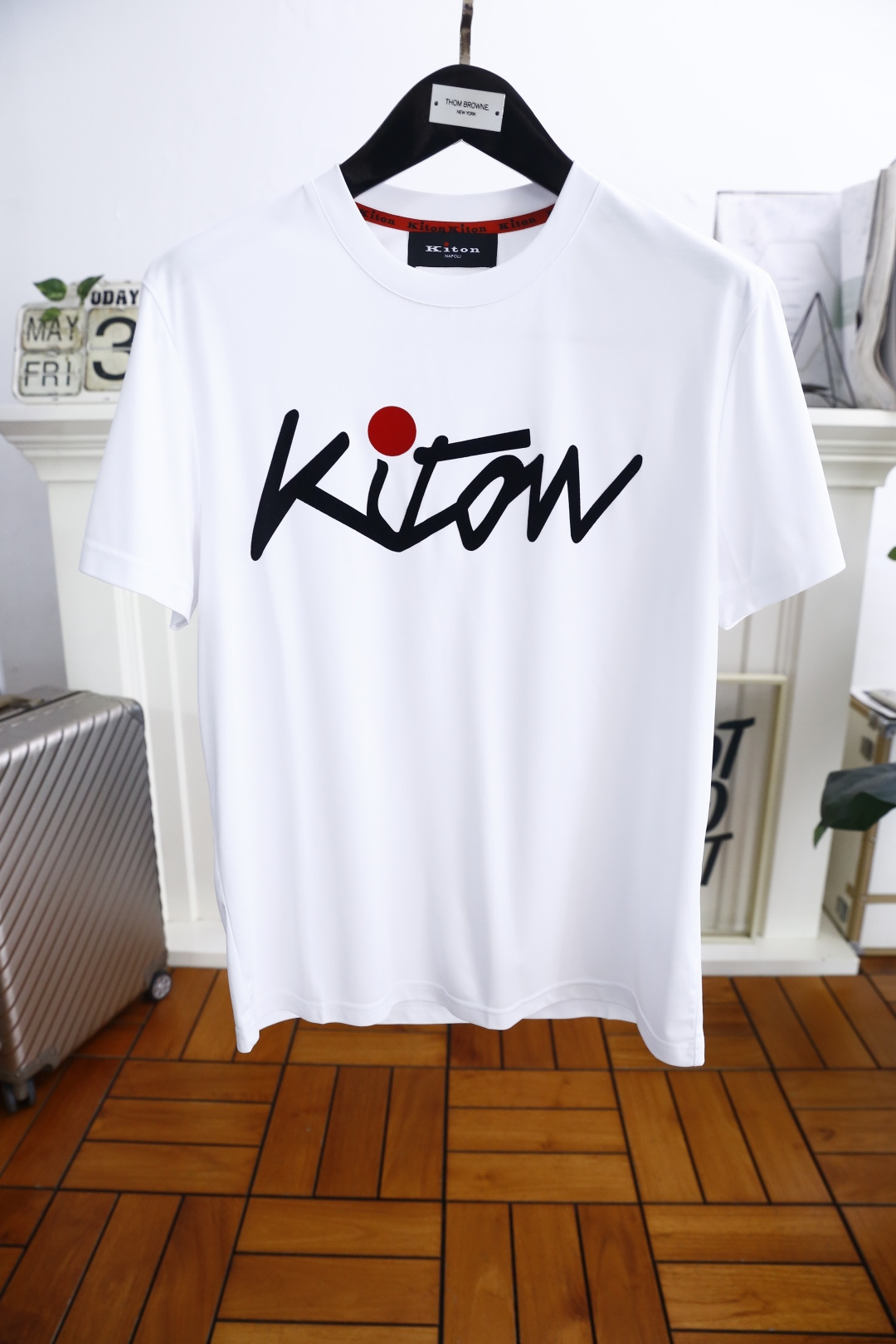 NO:514801,Kiton 2025 summer men's short-sleeved fashionable classic round neck design!  The brand letter LOGO matching on the chest!  High-end custom versatile styles that anyone can easily control. Use high-end, comfortable and breathable cotton fabric!  It is very high-end and understandable. It must be purchased!  The style and tailoring are slim styles, which are very exquisite, showing aura and highlighting the exquisiteness of business men. This is the unique feature, the right slim fit, and the upper body effect is very good!  Counter size M-3XL, shipped the next day!  ,T-shirt,alexander wang19860909kiton 2025夏季男士短袖时尚经典圆领设计！胸前品牌字母LOGO搭配！高级定制百搭款式 任何人都可以轻松驾驭 采用高档舒适透气棉面料！非常显档次懂货的必须入！版型剪裁属于修身款 非常精致,显气场,又会凸显商务男士的精致,这就是独到之处,恰到好处的修身,上身效果非常赞！专柜尺码M-3XL,隔天出货！,,T-shirt,alexander wang,Men's clothing