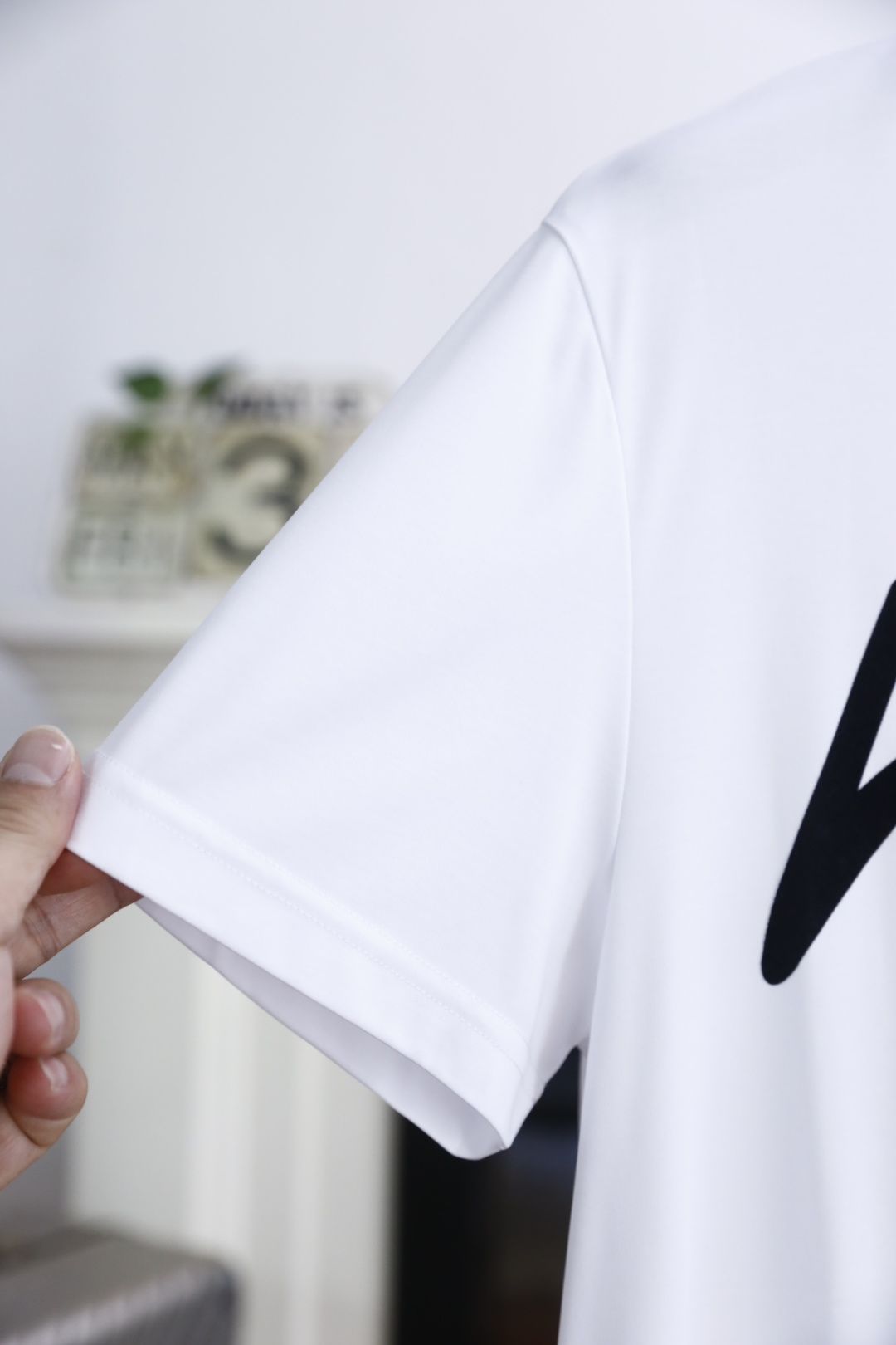 🔥kiton
2025夏季男士短袖👍🏼时尚经典圆领设计！胸前品牌字母LOGO搭配！高级定制百搭款式 任何