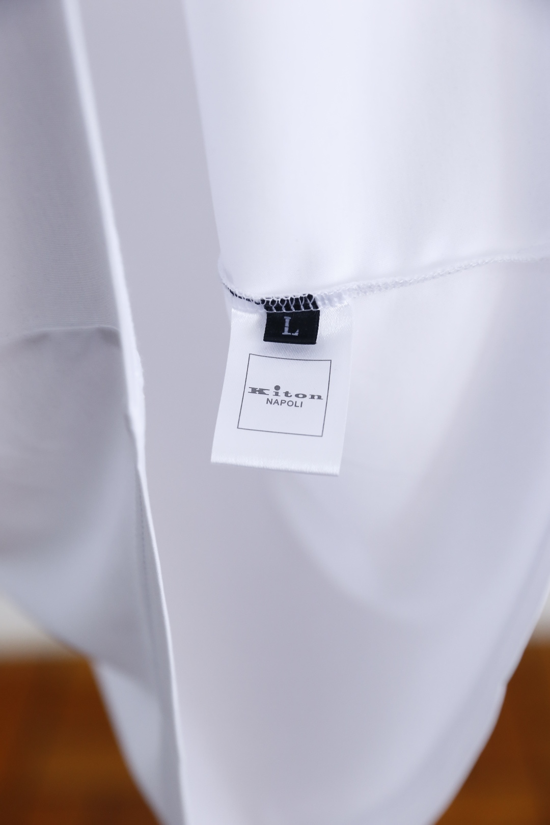 🔥kiton
2025夏季男士短袖👍🏼时尚经典圆领设计！胸前品牌字母LOGO搭配！高级定制百搭款式 任何