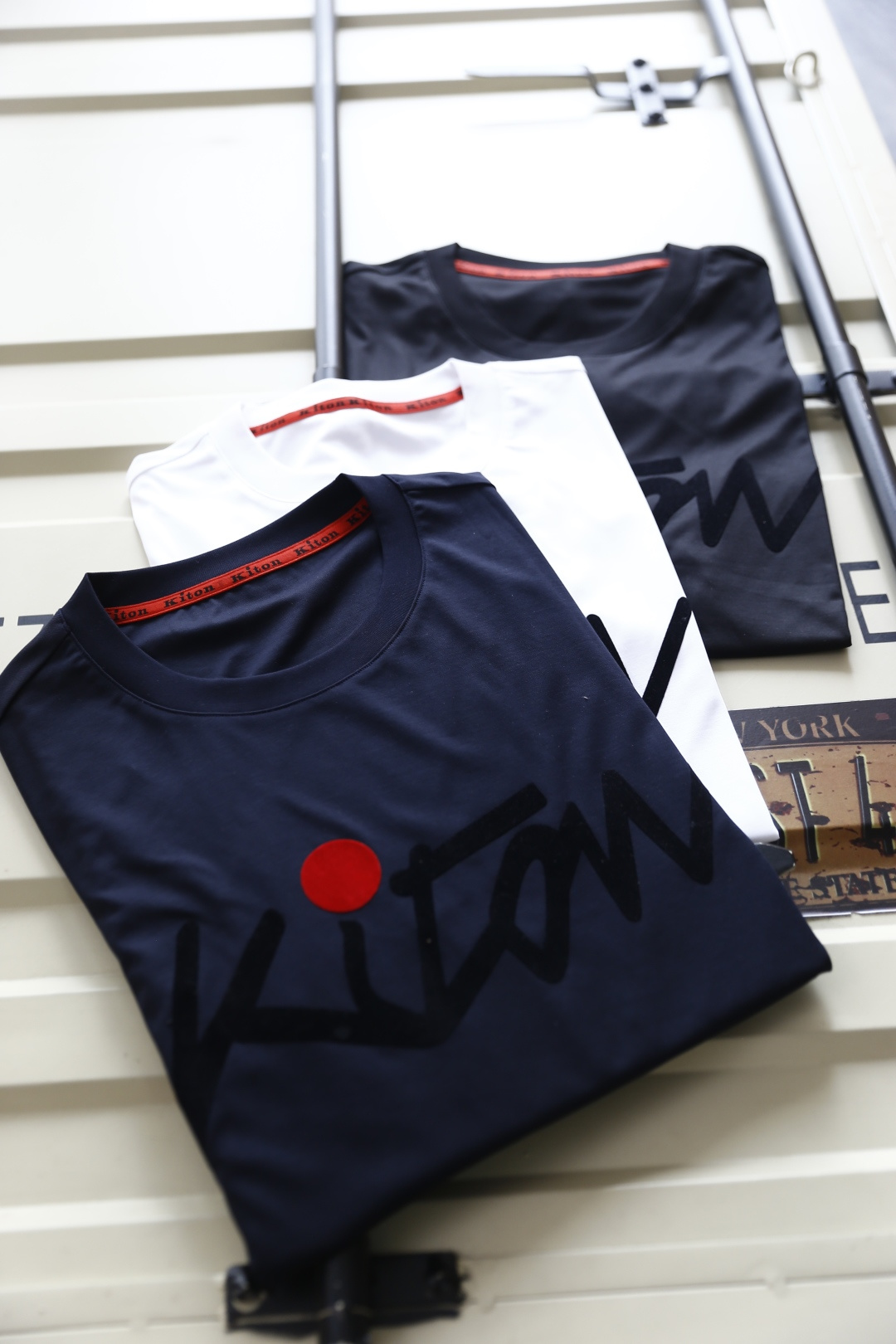 🔥kiton
2025夏季男士短袖👍🏼时尚经典圆领设计！胸前品牌字母LOGO搭配！高级定制百搭款式 任何