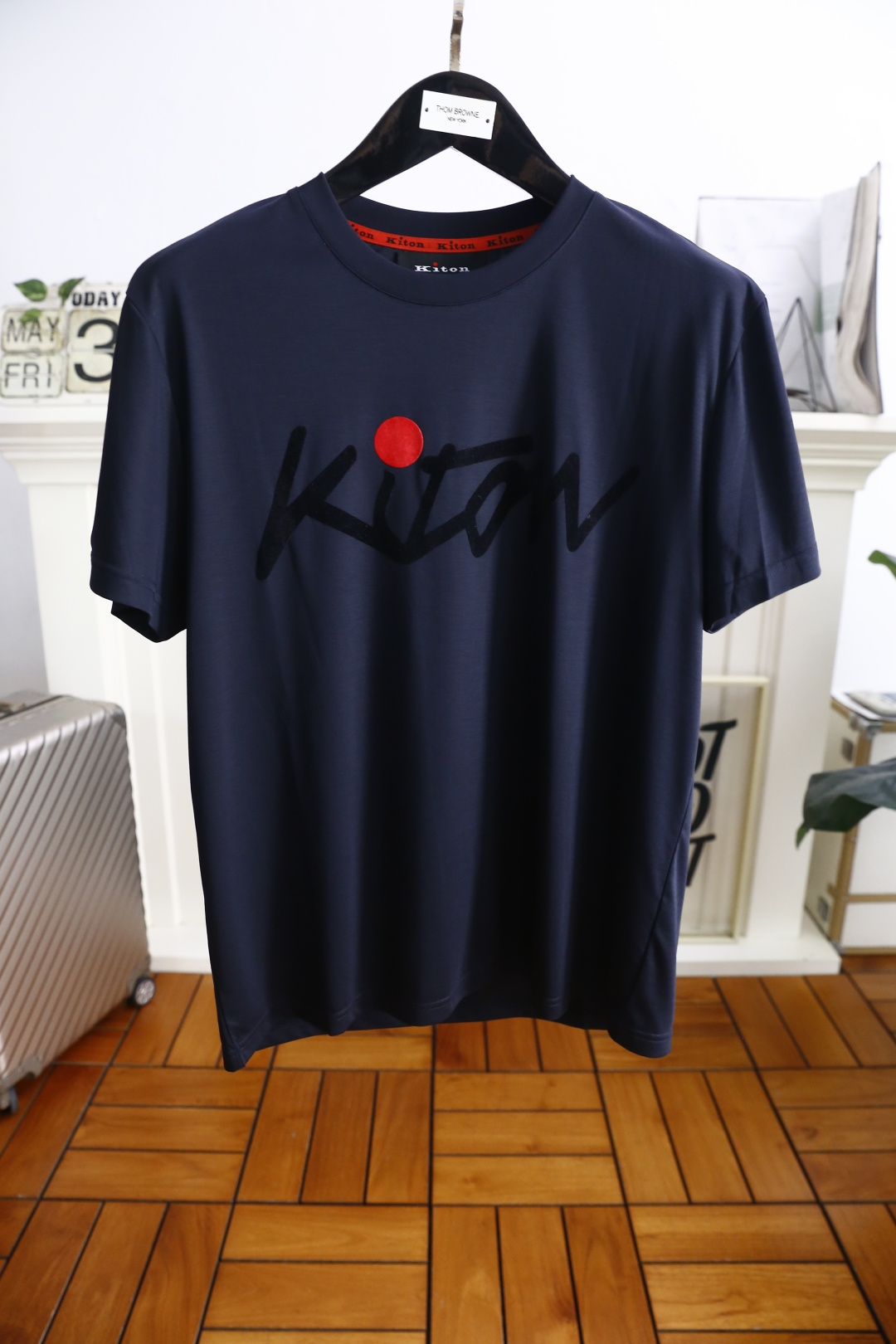 🔥kiton
2025夏季男士短袖👍🏼时尚经典圆领设计！胸前品牌字母LOGO搭配！高级定制百搭款式 任何