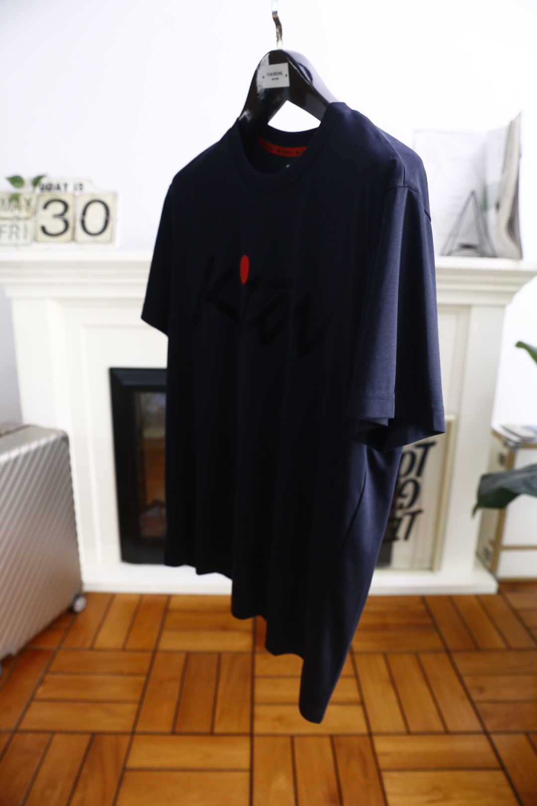 🔥kiton
2025夏季男士短袖👍🏼时尚经典圆领设计！胸前品牌字母LOGO搭配！高级定制百搭款式 任何