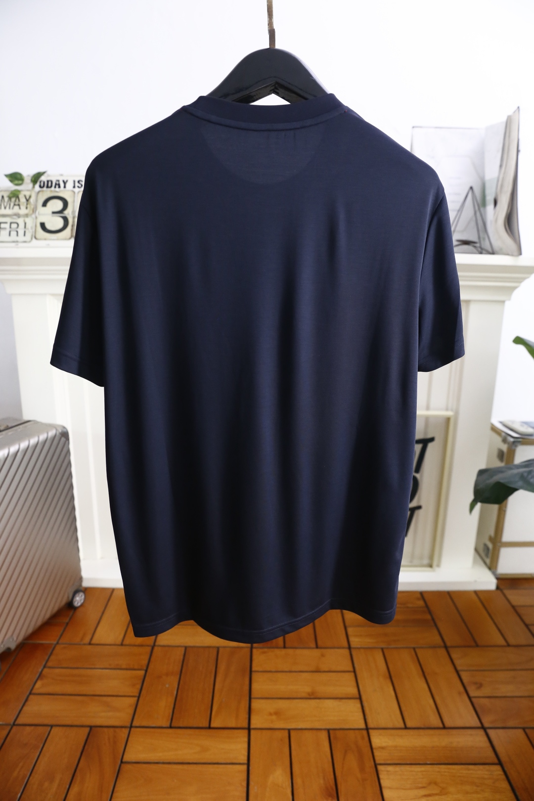 🔥kiton
2025夏季男士短袖👍🏼时尚经典圆领设计！胸前品牌字母LOGO搭配！高级定制百搭款式 任何