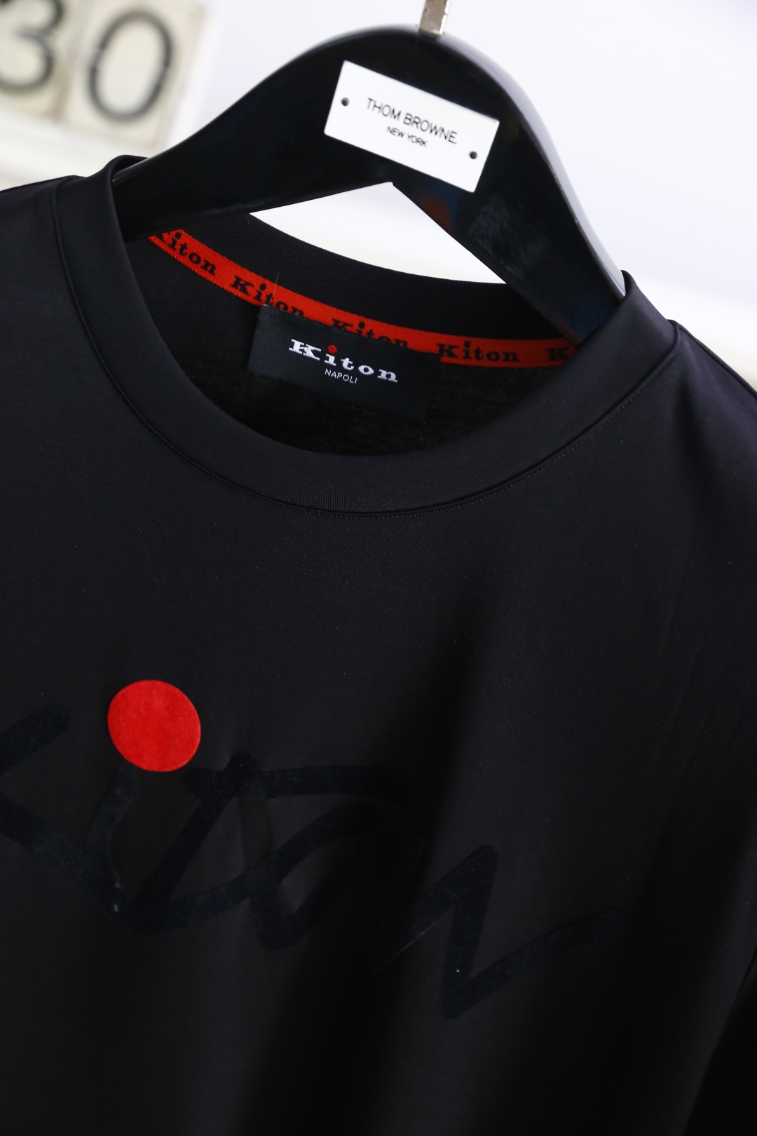 🔥kiton
2025夏季男士短袖👍🏼时尚经典圆领设计！胸前品牌字母LOGO搭配！高级定制百搭款式 任何