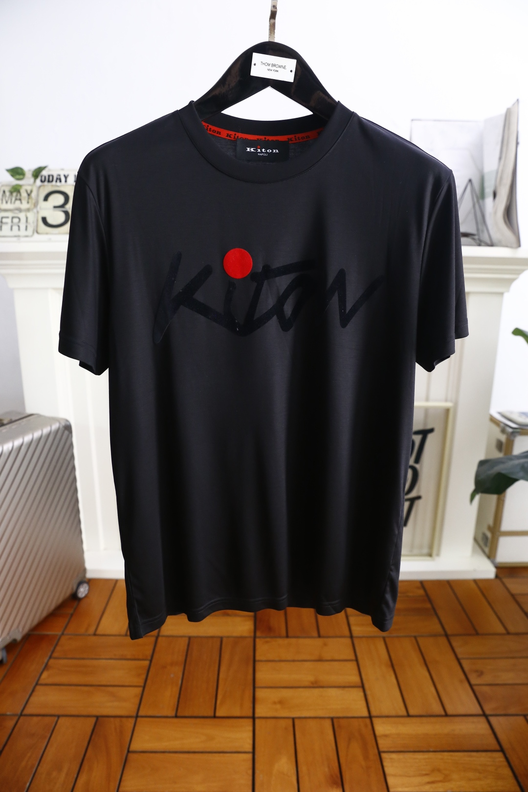 🔥kiton
2025夏季男士短袖👍🏼时尚经典圆领设计！胸前品牌字母LOGO搭配！高级定制百搭款式 任何