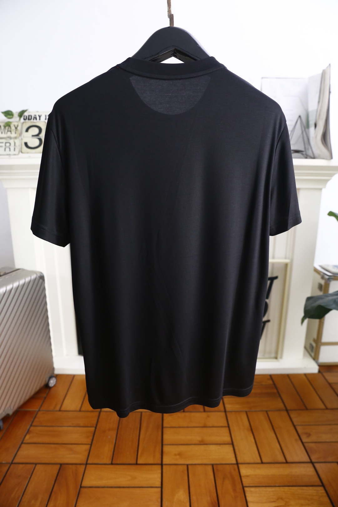 🔥kiton
2025夏季男士短袖👍🏼时尚经典圆领设计！胸前品牌字母LOGO搭配！高级定制百搭款式 任何