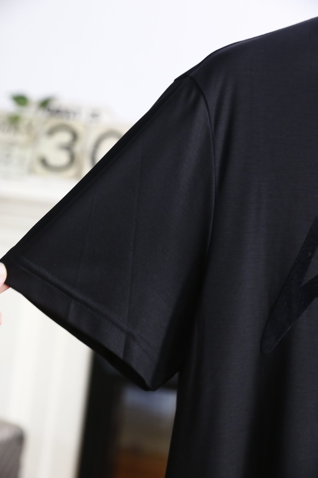 🔥kiton
2025夏季男士短袖👍🏼时尚经典圆领设计！胸前品牌字母LOGO搭配！高级定制百搭款式 任何