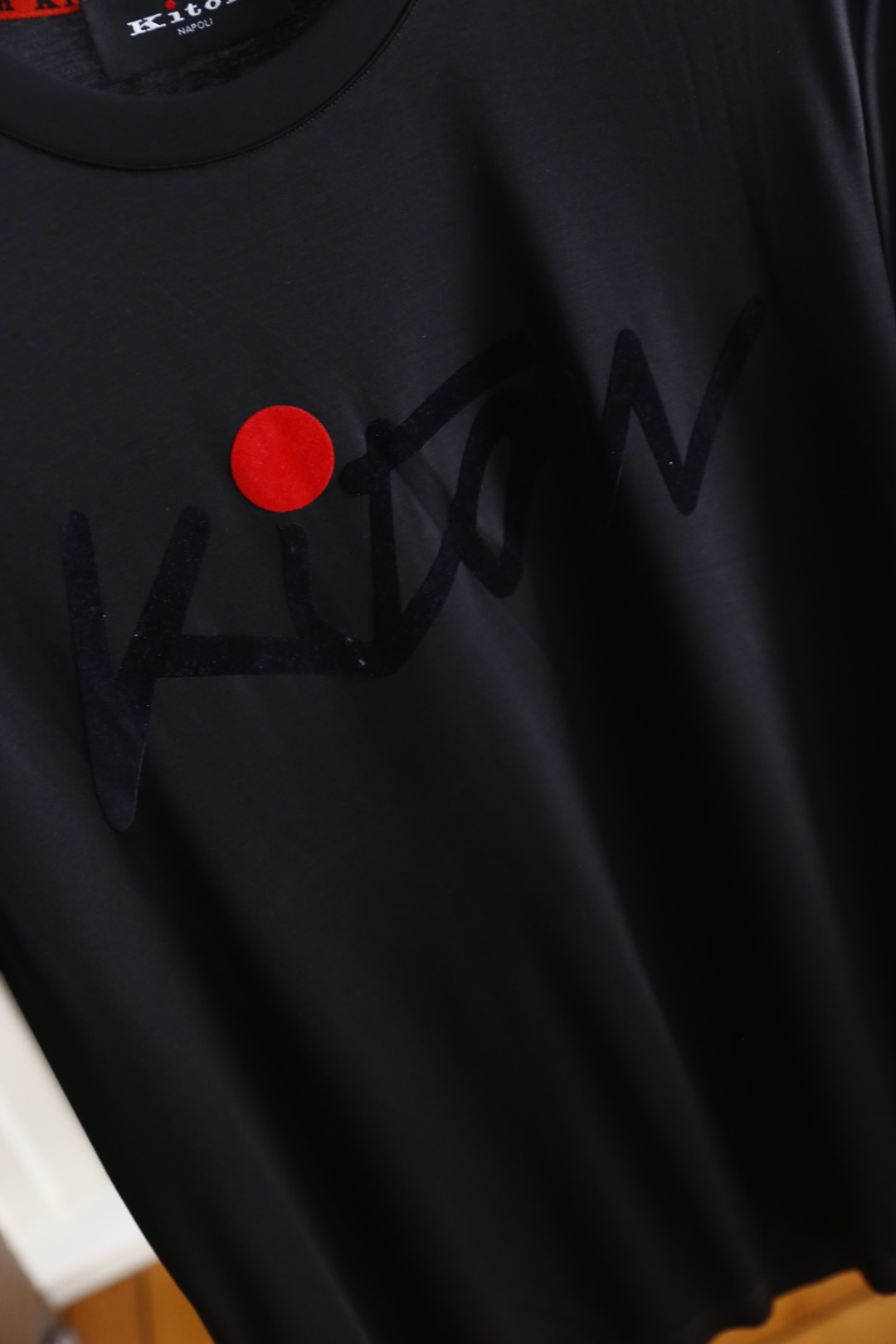 🔥kiton
2025夏季男士短袖👍🏼时尚经典圆领设计！胸前品牌字母LOGO搭配！高级定制百搭款式 任何