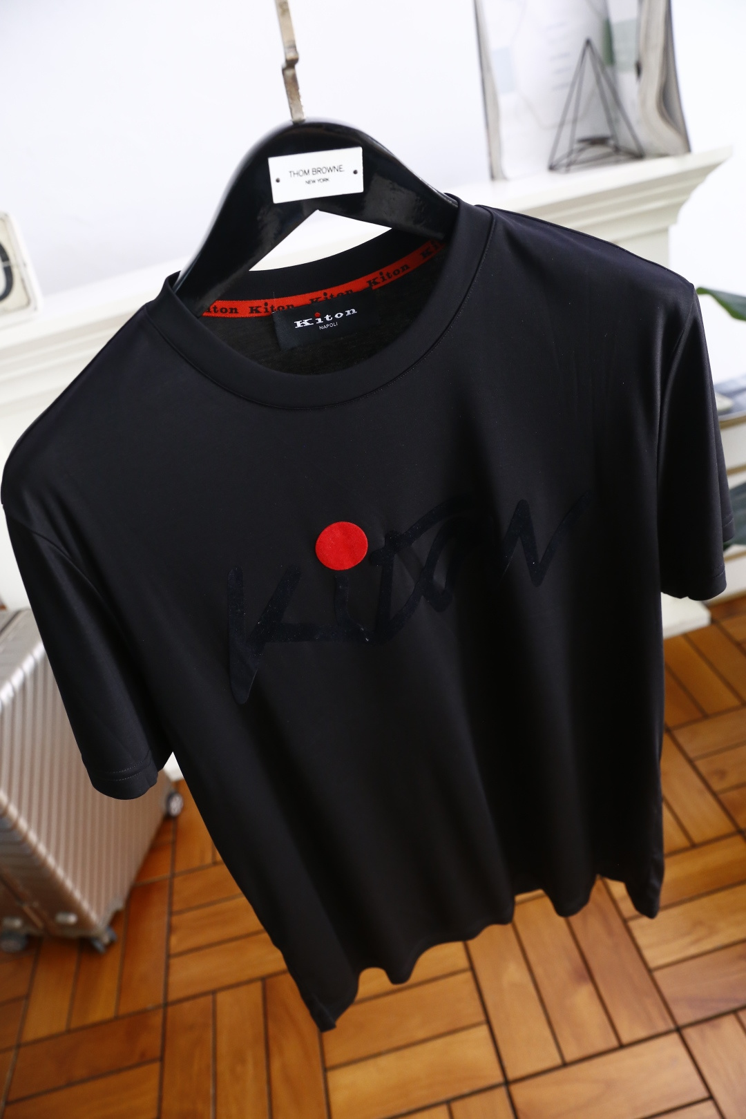 🔥kiton
2025夏季男士短袖👍🏼时尚经典圆领设计！胸前品牌字母LOGO搭配！高级定制百搭款式 任何