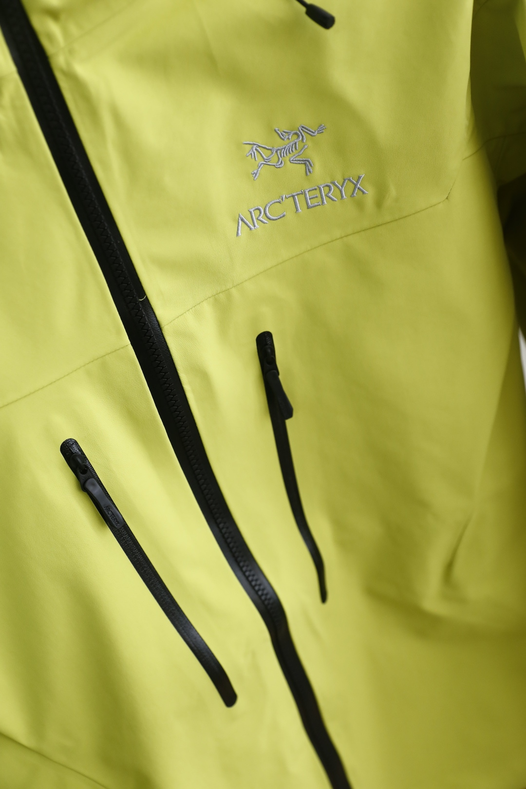 🔥始祖鸟/archaeoPteryx.
26早秋新品🆕时尚百搭男女同款冲锋衣！胸前采用品牌经典LOGO搭