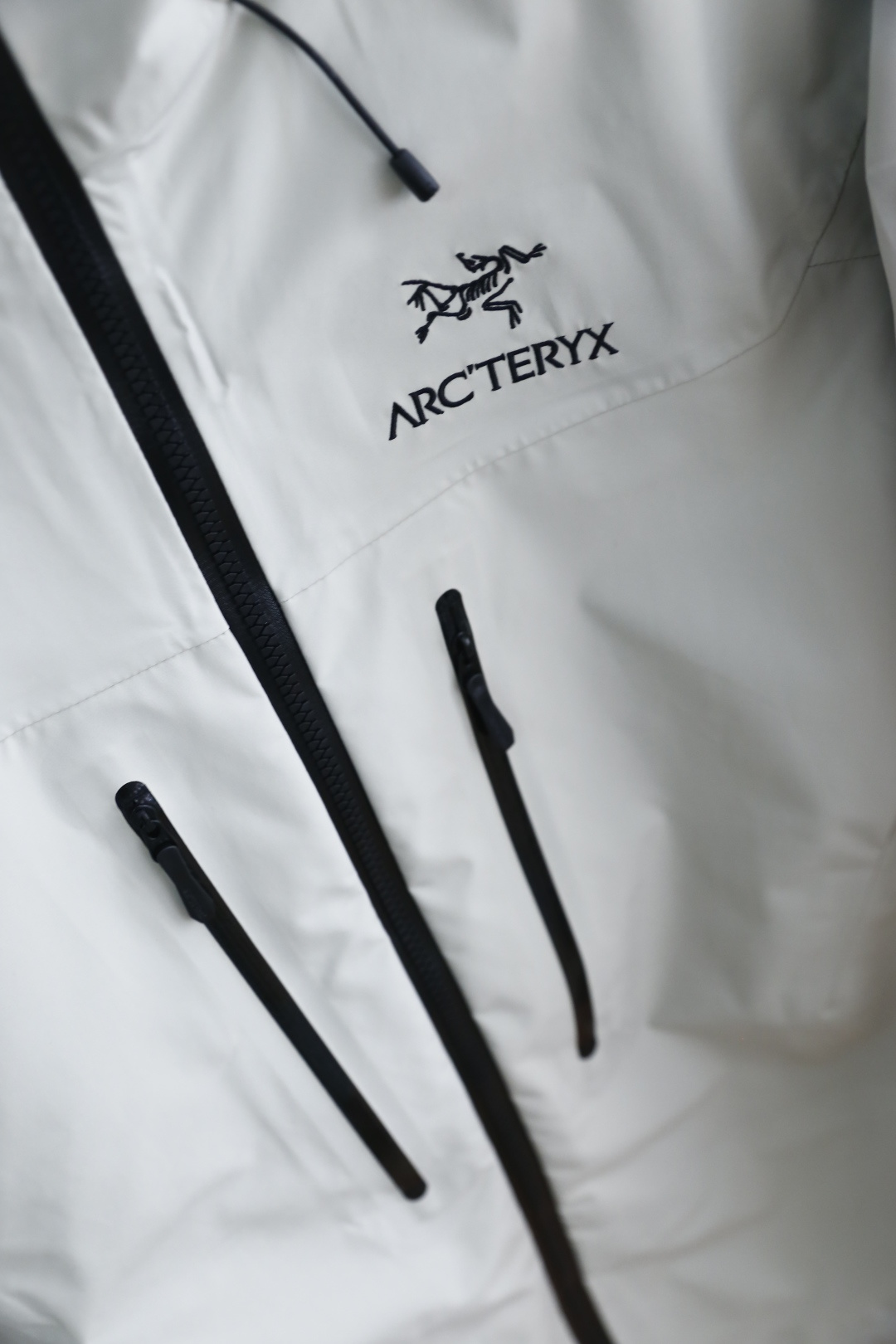 🔥始祖鸟/archaeoPteryx.
26早秋新品🆕时尚百搭男女同款冲锋衣！胸前采用品牌经典LOGO搭