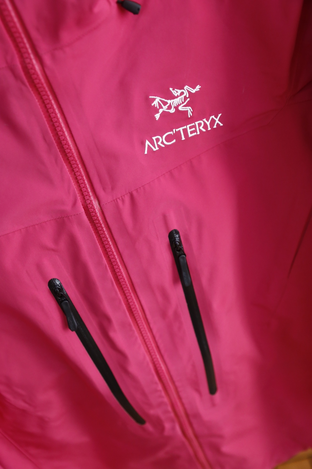 🔥始祖鸟/archaeoPteryx.
26早秋新品🆕时尚百搭男女同款冲锋衣！胸前采用品牌经典LOGO搭