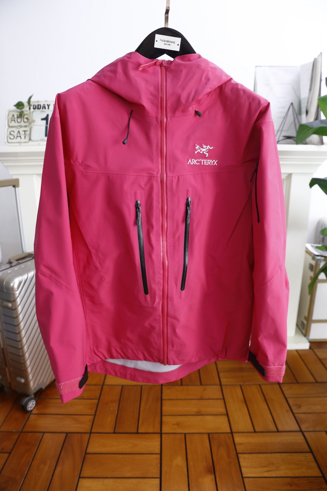 NO:514813,Archaeopteryx. 26 early autumn new fashion and versatile men and women’s same style as jacket!  The brand's classic logo is paired with three functions: waterproof, windproof and breathable. This is not just an ordinary jacket, it is the best companion for outdoor sports enthusiasts, but also an ideal choice for urban commuters to use high-tech fabrics to effectively block rainwater penetration and keep the body dry even in heavy rain. The special fabric structure can withstand strong winds and protect you from the troubles of cold and wind and sand!  Even during high-intensity exercise, it can ensure that sweat is discharged quickly, avoid moisture accumulation, and maintain comfort!  Counter size S-2XL, shipped the next day!  ,arc'teryx,jackets & coats,alexander wang19860909始祖鸟/archaeopteryx. 26早秋新品时尚百搭男女同款冲锋衣！胸前采用品牌经典LOGO搭配具有防水、防风、透气三大功能.这不仅仅是一件普通的外套,它是户外运动爱好者的最佳伴侣,也是都市通勤者的理想选择采用高科技面料,有效阻挡雨水渗透,即使在暴雨中也能保持身体干爽特殊的织物结构能够抵御强风侵袭,保护你免受寒冷和风沙的困扰！即使在高强度运动中,也能确保汗水迅速排出,避免湿气积聚,保持舒适度！专柜尺码S-2XL,隔天出货！,arc'teryx,jackets & coats,alexander wang,Men's clothing