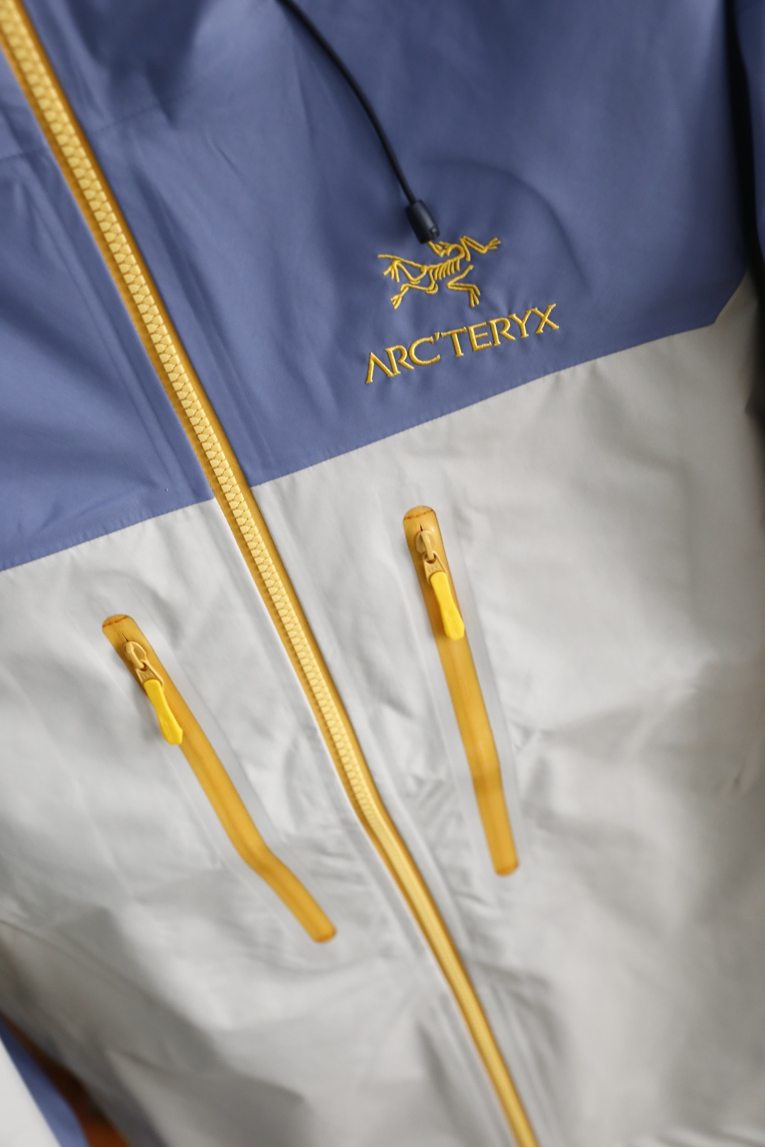 🔥始祖鸟/archaeoPteryx.
26早秋新品🆕时尚百搭男女同款拼色冲锋衣！胸前采用品牌经典LOG