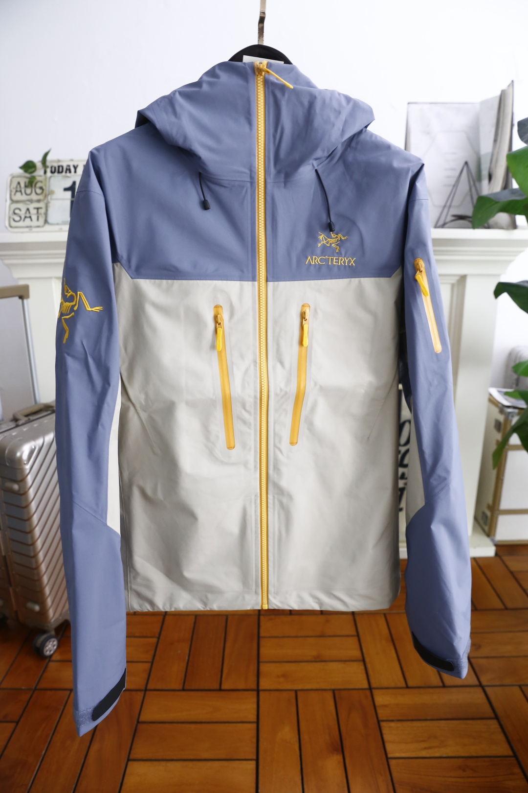 NO:514819,Archaeopteryx. 26 early autumn new fashion and versatile color-blocking jacket for men and women!  The brand's classic logo is paired with three functions: waterproof, windproof and breathable. This is not just an ordinary jacket, it is the best companion for outdoor sports enthusiasts, but also an ideal choice for urban commuters to use high-tech fabrics to effectively block rainwater penetration and keep the body dry even in heavy rain. The special fabric structure can withstand strong winds and protect you from the troubles of cold and wind and sand!  Even during high-intensity exercise, it can ensure that sweat is discharged quickly, avoid moisture accumulation, and maintain comfort!  Counter size S-2XL, shipped the next day!  ,arc'teryx,jackets & coats,alexander wang19860909始祖鸟/archaeopteryx. 26早秋新品时尚百搭男女同款拼色冲锋衣！胸前采用品牌经典LOGO搭配具有防水、防风、透气三大功能.这不仅仅是一件普通的外套,它是户外运动爱好者的最佳伴侣,也是都市通勤者的理想选择采用高科技面料,有效阻挡雨水渗透,即使在暴雨中也能保持身体干爽特殊的织物结构能够抵御强风侵袭,保护你免受寒冷和风沙的困扰！即使在高强度运动中,也能确保汗水迅速排出,避免湿气积聚,保持舒适度！专柜尺码S-2XL,隔天出货！,arc'teryx,jackets & coats,alexander wang,Men's clothing