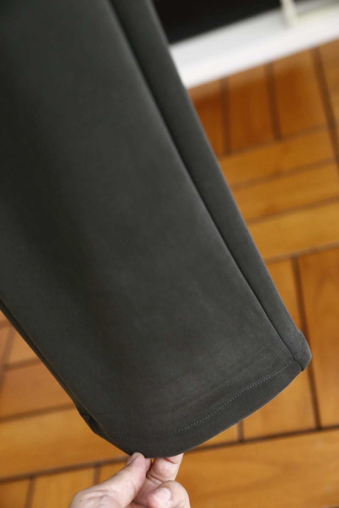 🔥蒙口/Mo*cler.
26早秋时尚新品男士休闲裤！采用进口舒适透气面料，奢华品牌经典字母图案设计 上