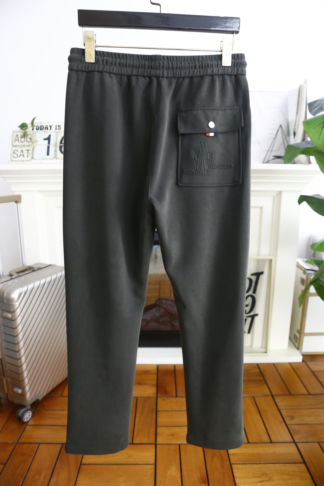 🔥蒙口/Mo*cler.
26早秋时尚新品男士休闲裤！采用进口舒适透气面料，奢华品牌经典字母图案设计 上