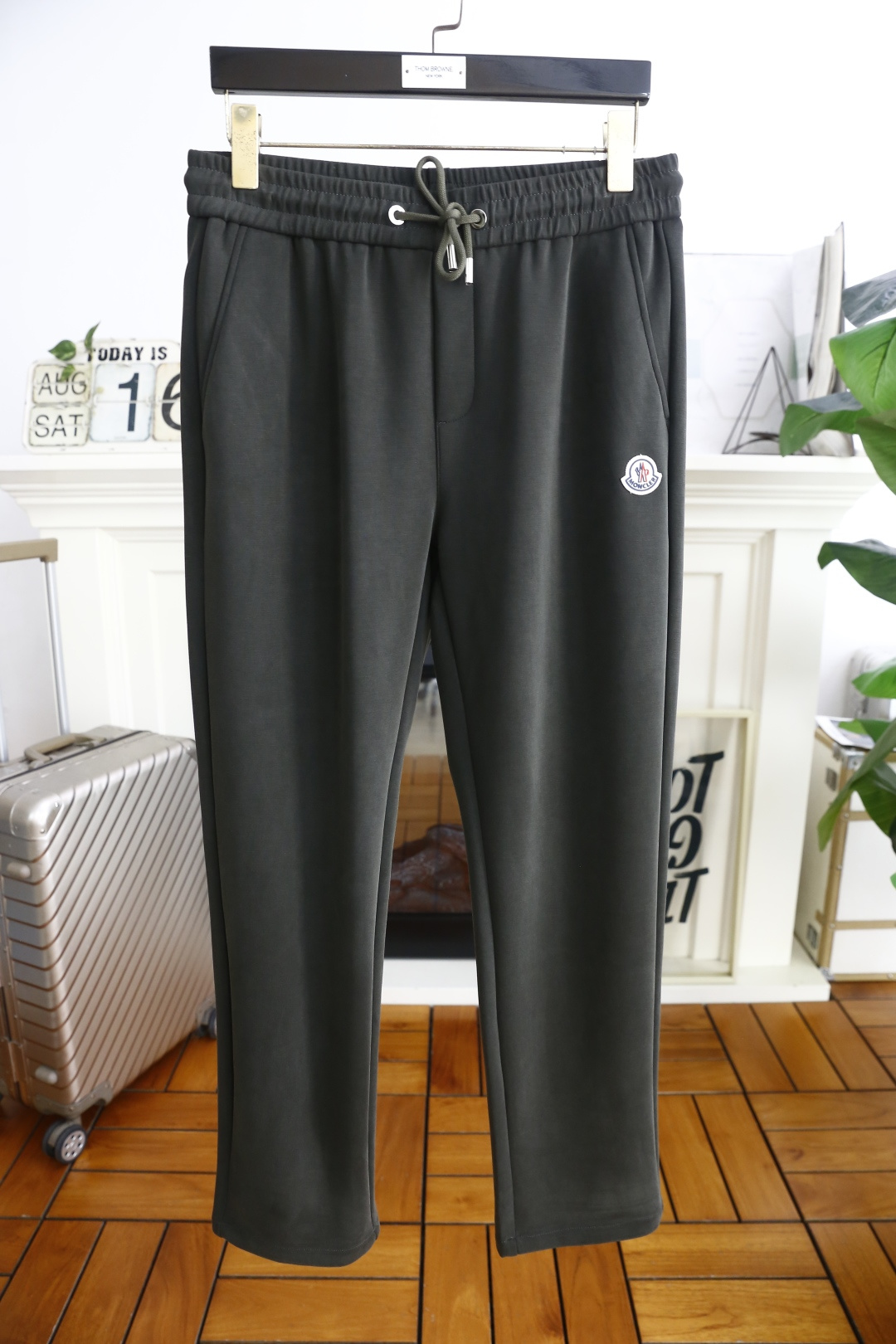 NO:514807,Mo*cler. 26 early autumn fashion new men's casual pants!  It uses imported comfortable and breathable fabrics, luxurious brand classic letter pattern design, and the upper body is casual and comfortable!  The elastic waist and small feet are casually matched with no restraint!  The same product for overseas European counters, the upper body is fashionable and sporty, very low-key and luxurious!  The stitching of the turner is delicate and strong!  Perfect three-dimensional tailoring, highly recommend buying the product!  Counter size 29-40, shipped the next day!  ,Moncler,alexander wang19860909蒙口/Mo*cler. 26早秋时尚新品男士休闲裤！采用进口舒适透气面料,奢华品牌经典字母图案设计 上身随意舒服！松紧腰小脚休闲搭配无束缚感！海外欧洲专柜同品,上身时尚运动显时尚,很低调且不失奢华品味！车工缝线细致而强悍！完美立体剪裁,强烈推荐购入货色！专柜尺码29-40,隔天出货！,,Moncler,alexander wang,Men's clothing