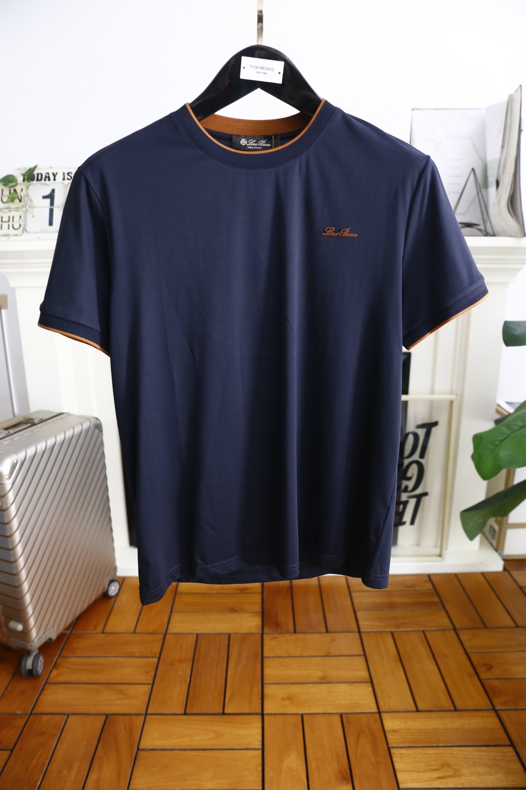 NO:514827,LP. 2025 summer fashionable round neck short sleeve high-end custom versatile style!  More practical, anyone can easily control it. It uses classic double mercerized fabric craftsmanship and luxurious classic brand letter logo design, which is very high-end and must be entered if you understand the goods!  The style and tailoring are slim styles, which are very exquisite, showing aura and highlighting the exquisiteness of business men. This is the unique feature, the right slim fit, and the upper body effect is very good!  Complete three standards!  Counter size 48-56, shipped the next day!  ,loro piana,T-shirt,alexander wang19860909LP. 2025夏季时尚圆领短袖高级定制百搭款式！更有实用感 任何人都可以轻松驾驭 采用经典双丝光面料工艺 奢华经典品牌字母logo设计,非常显档次懂货的必须入！版型剪裁属于修身款 非常精致,显气场,又会凸显商务男士的精致,这就是独到之处,恰到好处的修身,上身效果非常赞！三标齐全！专柜尺码48-56,隔天出货！,,loro piana,T-shirt,alexander wang,Men's clothing