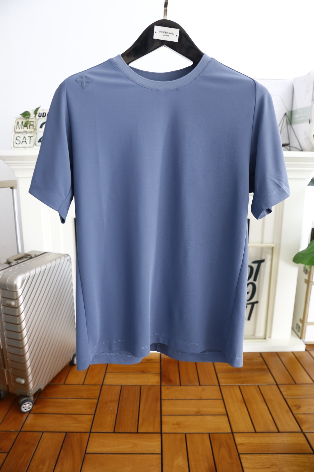 NO:514829,DiSant. 2025 summer men's short-sleeved heavyweight stunt items, new style, elegant style, high street mixed and matched tone with flavor, eye-catching and powerful work. Luxury classic brand LOGO pattern design, rich visual effects, high-end soft and comfortable Yuchan silk fabric is particularly skin-friendly. The design concept gives the exquisite and elegant fashion perfect interpretation of urban masculinity counter sizes 48-58, shipped the next day!  ,T-shirt,alexander wang19860909迪桑特. 2025夏季男士短袖上市重磅级尤物单品,新形态雅痞风格高街混搭腔调有味,吸睛有力之作.奢华经典品牌LOGO图案设计,视觉效果丰富,采用高档柔软舒适玉婵丝面料亲肤感特别好.赋予了时装精致和优雅的设计理念完美诠释都市型男气质专柜尺码48-58,隔天出货！,,T-shirt,alexander wang,Men's clothing