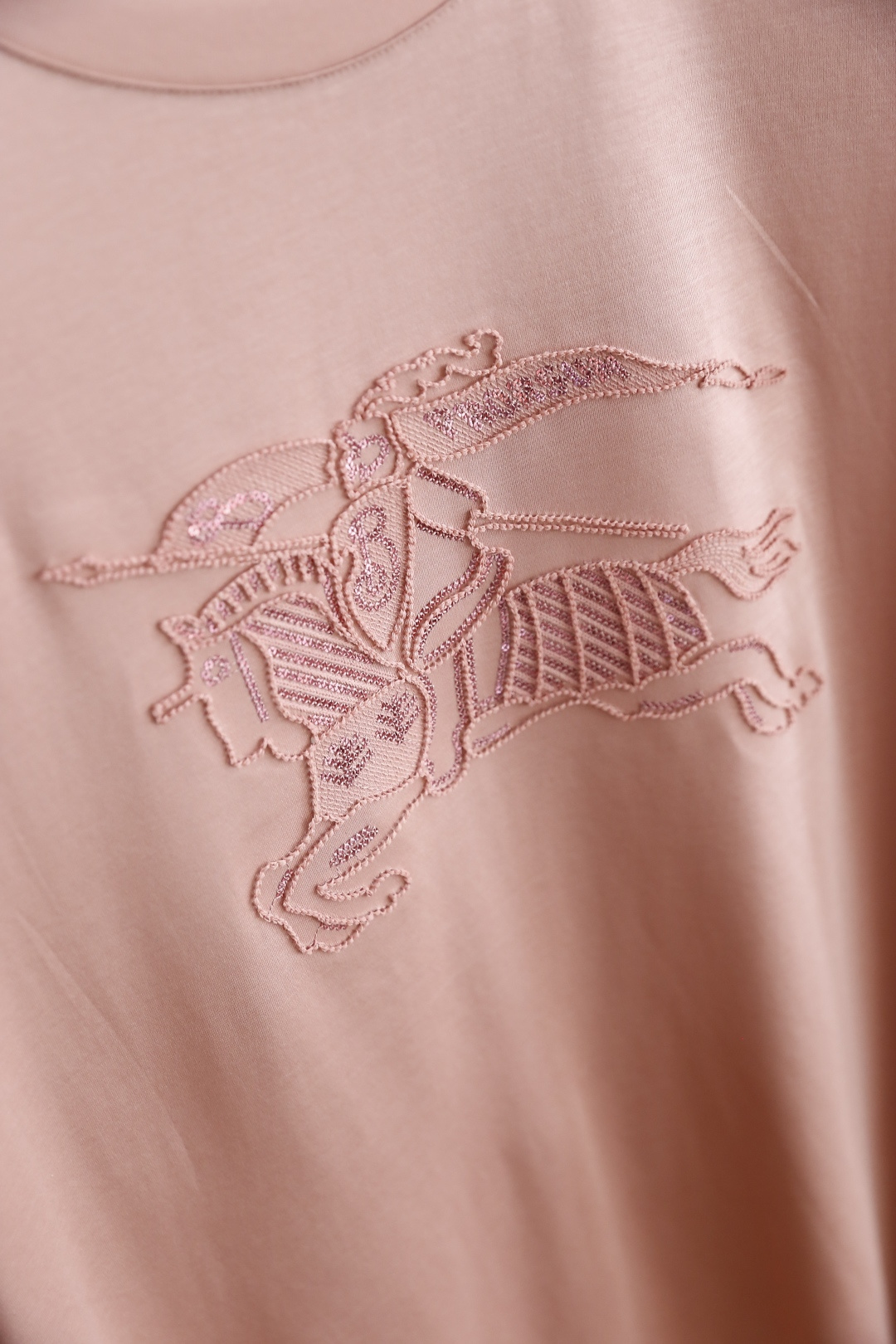 🔥巴宝丽/Burbe*ry.
25Bur夏季男士圆领短袖🍃经典圆领设计！胸前品牌战马LOGO标识标注👍🏼