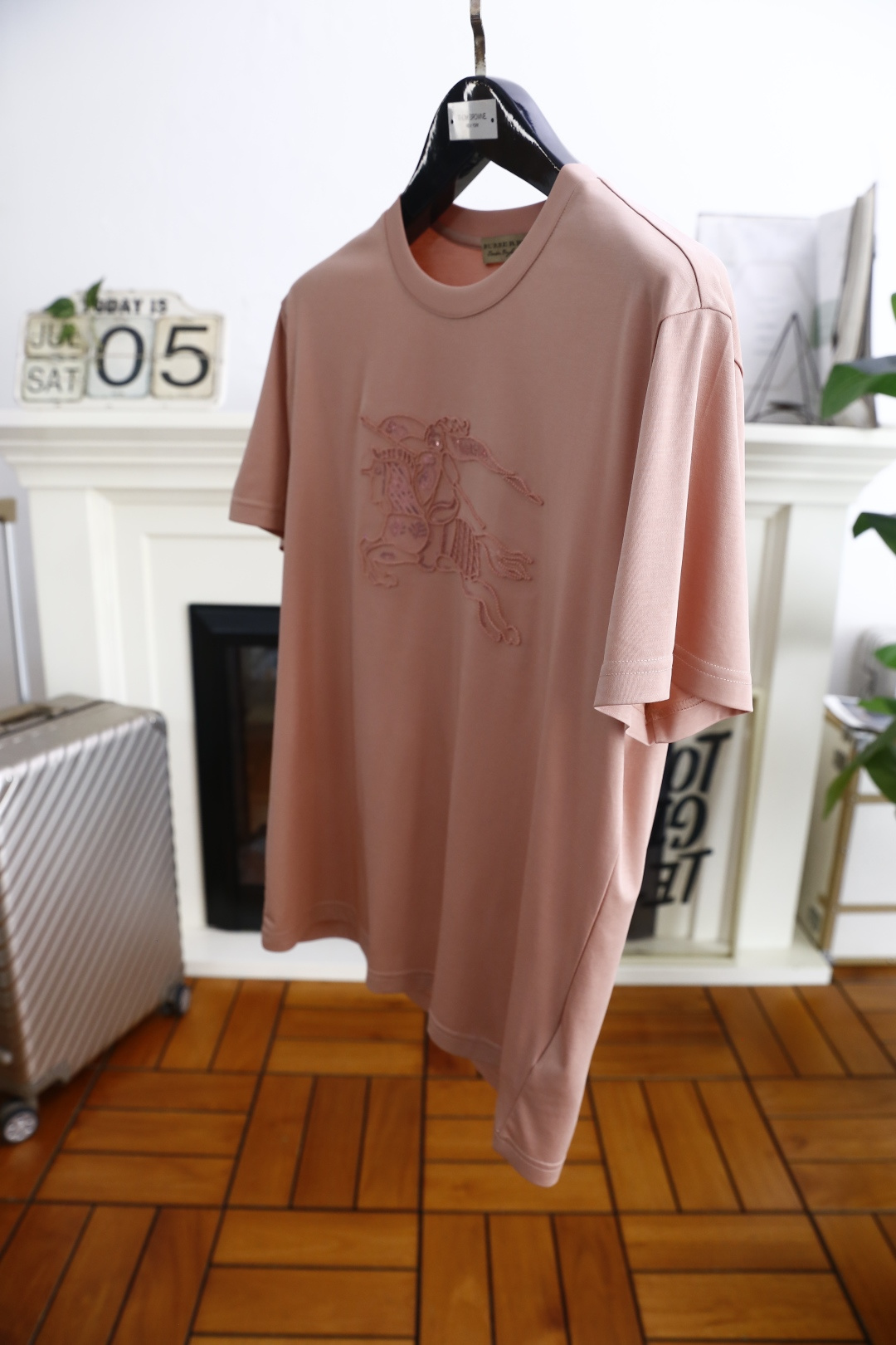 🔥巴宝丽/Burbe*ry.
25Bur夏季男士圆领短袖🍃经典圆领设计！胸前品牌战马LOGO标识标注👍🏼