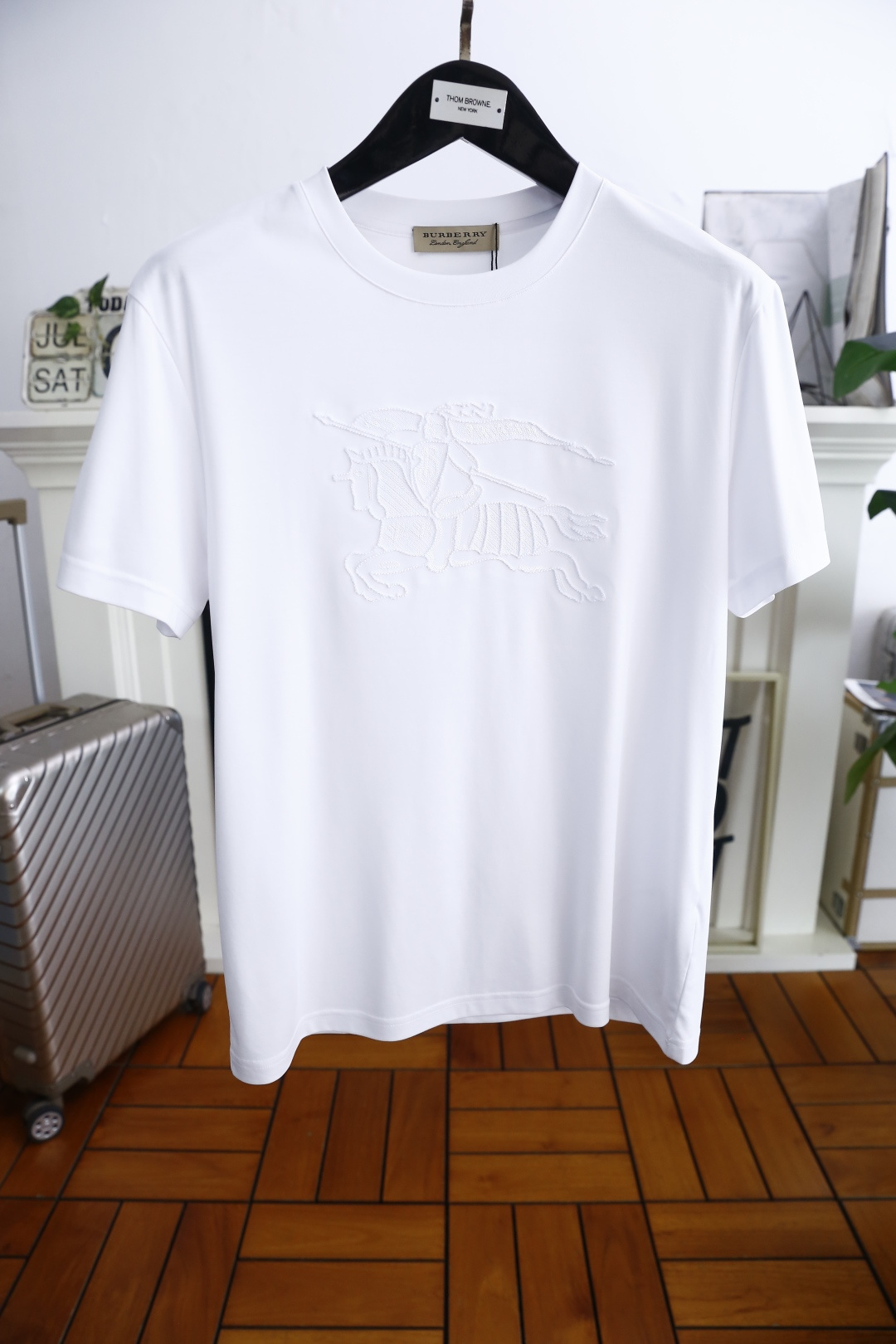 NO:514823,Burberry/Burbe*ry. 25Bur summer men's round neck short sleeve classic round neck design!  The brand Zhanma LOGO logo on the chest can be used to appreciate the youthfulness and fashion sense brought by this design!  The overall style is fashionable and trendy, using comfortable and breathable cotton fabric, soft, skin-friendly and breathable, and has a very crisp and drooping feeling. The upper body is fashionable and fashionable, and it is a must-have item in summer!  Counter size M-3XL, shipped the next day!  ,burberry,burberry,T-shirt,alexander wang19860909巴宝丽/Burbe*ry. 25Bur夏季男士圆领短袖经典圆领设计！胸前品牌战马LOGO标识标注上身就能体会这款设计带来的年轻与时尚感！整体时尚而有潮流,采用舒适透气棉面料 柔软亲肤透气 ,又有很好的挺括 垂感 上身时尚潮流色系,夏季必备单品！专柜尺码M-3XL,隔天出货！,,burberry,burberry,T-shirt,alexander wang,Men's clothing