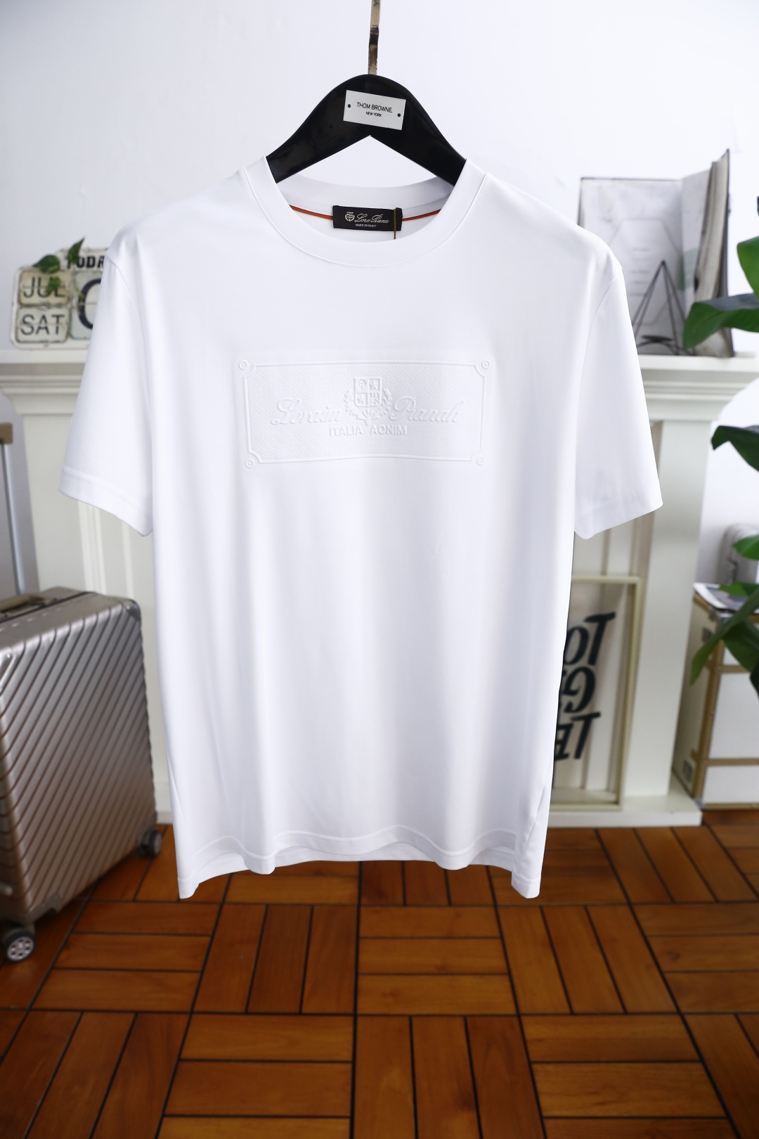 NO:514825,LP. 2025 summer fashionable round neck short sleeve high-end custom versatile style!  More practical, anyone can easily control it. It adopts classic comfortable and breathable fabric craftsmanship. The luxury classic brand letter logo design is very high-end and those who understand goods must enter!  The style and tailoring are slim styles, which are very exquisite, showing aura and highlighting the exquisiteness of business men. This is the unique feature, the right slim fit, and the upper body effect is very good!  Counter size M-3XL, shipped the next day!  ,loro piana,T-shirt,alexander wang19860909LP. 2025夏季时尚圆领短袖高级定制百搭款式！更有实用感 任何人都可以轻松驾驭 采用经典舒适透气面料工艺 奢华经典品牌字母logo设计,非常显档次懂货的必须入！版型剪裁属于修身款 非常精致,显气场,又会凸显商务男士的精致,这就是独到之处,恰到好处的修身,上身效果非常赞！专柜尺码M-3XL,隔天出货！,,loro piana,T-shirt,alexander wang,Men's clothing