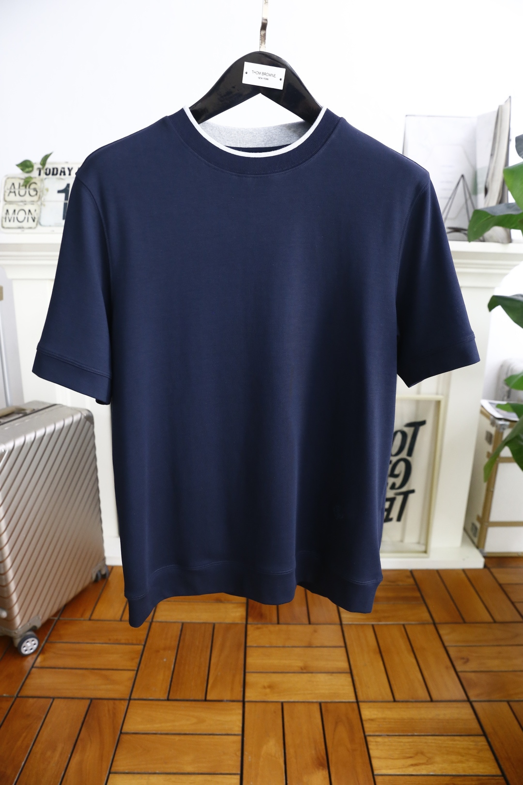 NO:513698,LP. 2026 early autumn new product base short-sleeved men's pure cotton versatile short-sleeved style!  It is an indispensable versatile tool in the wardrobe with imported comfortable pure cotton fabric. It is rare in the market, soft and skin-friendly, and luxurious brand embroidery logo design. It has its own recognition. It boasts about identity and is both internal and external. It combines warmth and comfort, has excellent skin-friendliness, and is beautiful in color matching every day, perfectly interprets the urban masculine temperament!  !  Essential counter sizes for autumn and winter are 48-56, shipped the next day!  ,loro piana,T-shirt,alexander wang19860909LP. 2026早秋新品打底短袖男士纯棉百搭款短袖！采用进口舒适纯棉面料衣橱里不可或缺的百搭利器,市面罕见类型,柔软亲肤,奢华品牌刺绣logo设计 自带辨识度 标榜身份,内外兼修 集保暖与舒适于一身,亲肤感极佳,配色日常又好看,完美诠释都市型男气质！！秋冬必备专柜尺码48-56,隔天出货！,,loro piana,T-shirt,alexander wang,Men's clothing