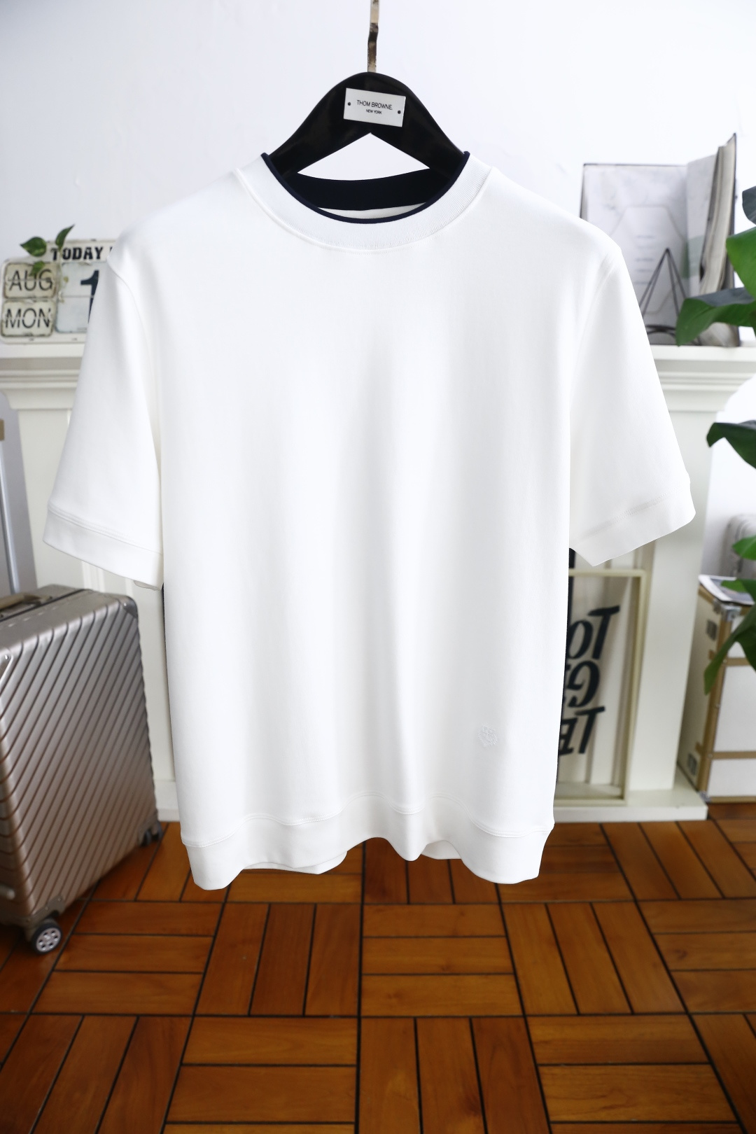 NO:512194,LP. 2026 early autumn new product base short-sleeved men's pure cotton versatile short-sleeved style!  It is an indispensable versatile tool in the wardrobe with imported comfortable pure cotton fabric. It is rare in the market, soft and skin-friendly, and luxurious brand embroidery logo design. It has its own recognition. It boasts about identity and is both internal and external. It combines warmth and comfort, has excellent skin-friendliness, and is beautiful in color matching every day, perfectly interprets the urban masculine temperament!  !  Essential counter sizes for autumn and winter are 48-56, shipped the next day!  ,loro piana,T-shirt,alexander wang19860909LP. 2026早秋新品打底短袖男士纯棉百搭款短袖！采用进口舒适纯棉面料衣橱里不可或缺的百搭利器,市面罕见类型,柔软亲肤,奢华品牌刺绣logo设计 自带辨识度 标榜身份,内外兼修 集保暖与舒适于一身,亲肤感极佳,配色日常又好看,完美诠释都市型男气质！！秋冬必备专柜尺码48-56,隔天出货！,,loro piana,T-shirt,alexander wang,Men's clothing