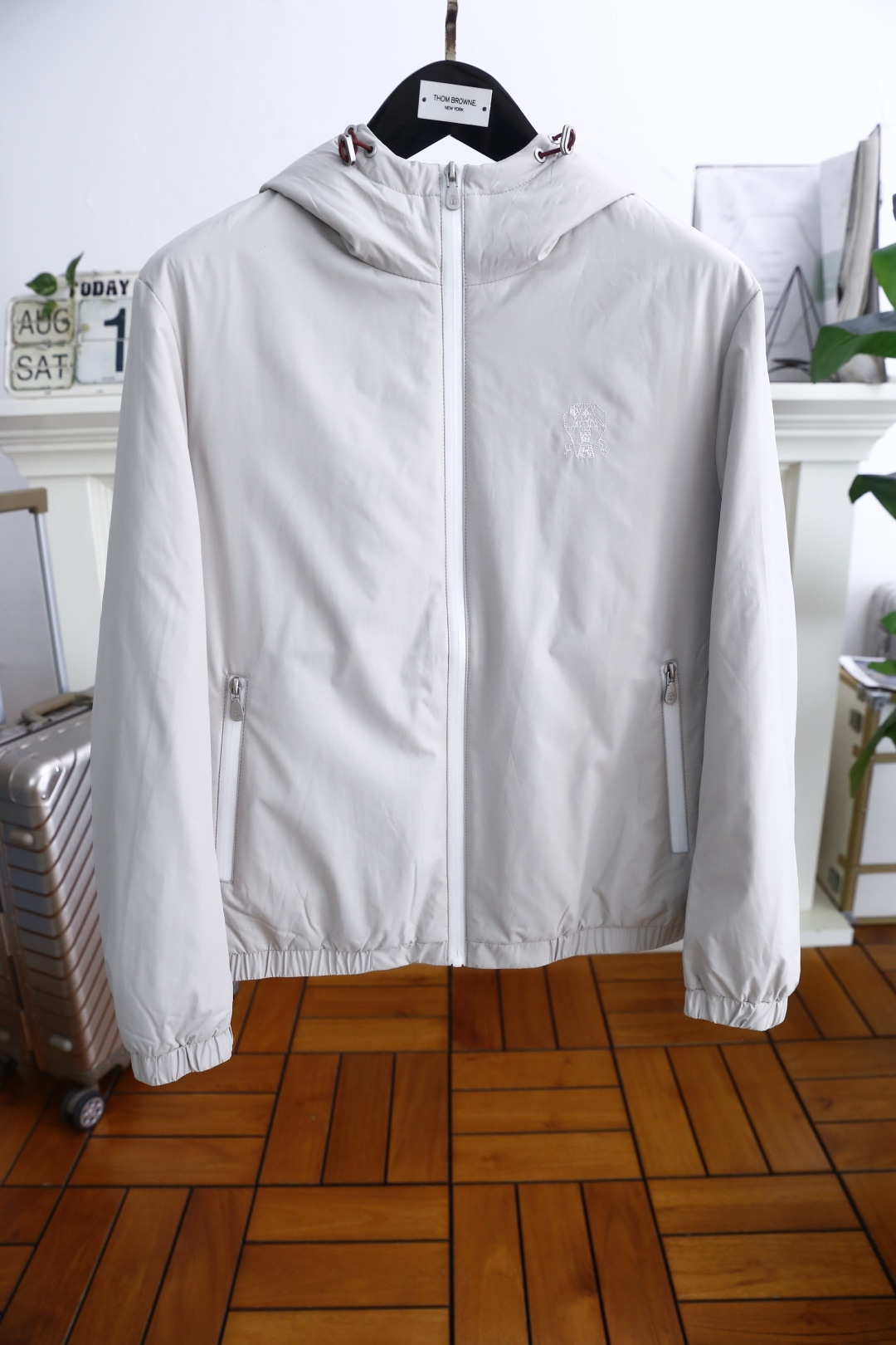 NO:514820,Brunello Cucinelli. 26 new autumn style men's fashionable thin cotton jacket!  The new European Milan show is made of imported Chinese fiber material, with thin cotton, and is crisp and smooth. The luxury classic brand LOGO design is very particular. The details are very particular. The most beautiful style of the mature man is the favorite style. The upper body effect of the fried chicken is beautiful and versatile. Foreign trade company products, original customization models, urban trendy products, slim-fitting tailoring, simple and trendy design, arbitrary matching of life, fashionable style, domestic first-tier factories shipped counter size: 48-56, shipped the next day!  brunello cucinelli alexander wang19860909Brunello Cucinelli. 26秋季新款男士时尚薄款棉服！采用进口华纤料含薄棉欧洲米兰走秀新品,挺括垂顺 奢华经典品牌LOGO设计 细节非常讲究 品味轻熟男最爱版型 版型上身效果炒鸡好看百搭 外贸公司货品,原版订制款,都市潮流品,修身剪裁,简约潮流风设计,生活任意搭配,时尚款,国内一线工厂出货专柜尺码:48-56,隔天出货！,,brunello cucinelli,alexander wang,Men's clothing