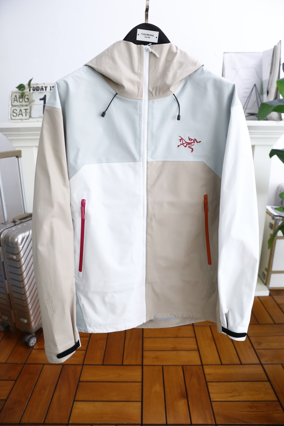 NO:514818,Archaeopteryx. 26 new product for autumn!  When you go out to climb a mountain, you must buy a fashionable and versatile color-blocking jacket for men and women!  The brand's classic logo is paired with three functions: waterproof, windproof and breathable. This is not just an ordinary jacket, it is the best companion for outdoor sports enthusiasts, but also an ideal choice for urban commuters to use high-tech fabrics to effectively block rainwater penetration and keep the body dry even in heavy rain. The special fabric structure can withstand strong winds and protect you from the troubles of cold and wind and sand!  Even during high-intensity exercise, it can ensure that sweat is discharged quickly, avoid moisture accumulation, and maintain comfort!  Counter size S-2XL, shipped the next day!  ,arc'teryx,jackets & coats,alexander wang19860909始祖鸟/archaeopteryx. 26秋季新品！外出登山必入手款时尚百搭男女同款拼色冲锋衣！胸前采用品牌经典LOGO搭配具有防水、防风、透气三大功能.这不仅仅是一件普通的外套,它是户外运动爱好者的最佳伴侣,也是都市通勤者的理想选择采用高科技面料,有效阻挡雨水渗透,即使在暴雨中也能保持身体干爽特殊的织物结构能够抵御强风侵袭,保护你免受寒冷和风沙的困扰！即使在高强度运动中,也能确保汗水迅速排出,避免湿气积聚,保持舒适度！专柜尺码S-2XL,隔天出货！,arc'teryx,jackets & coats,alexander wang,Men's clothing