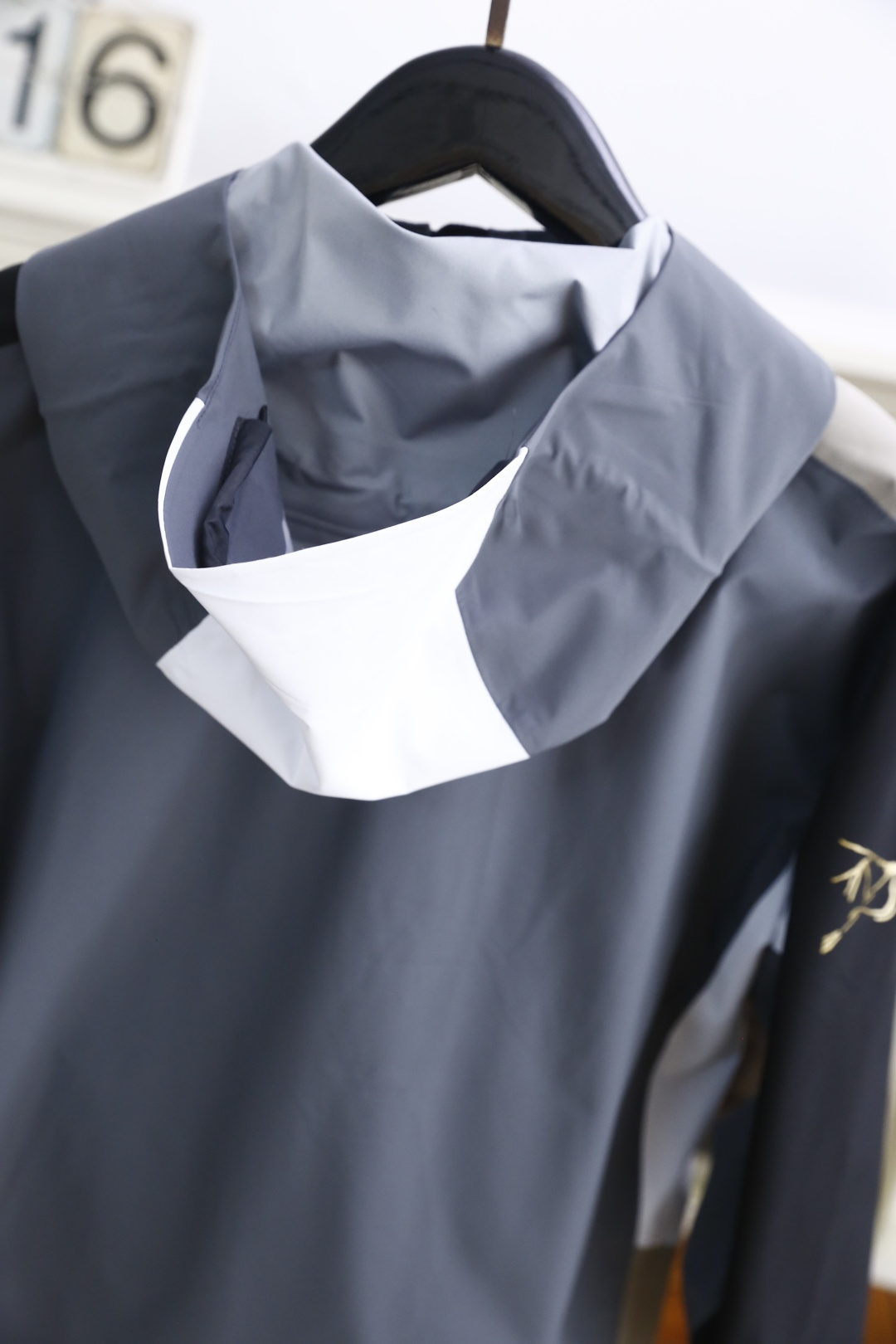 🔥始祖鸟/archaeoPteryx.
26秋季新品！外出登山必入手款👍时尚百搭男女同款拼色冲锋衣！胸前