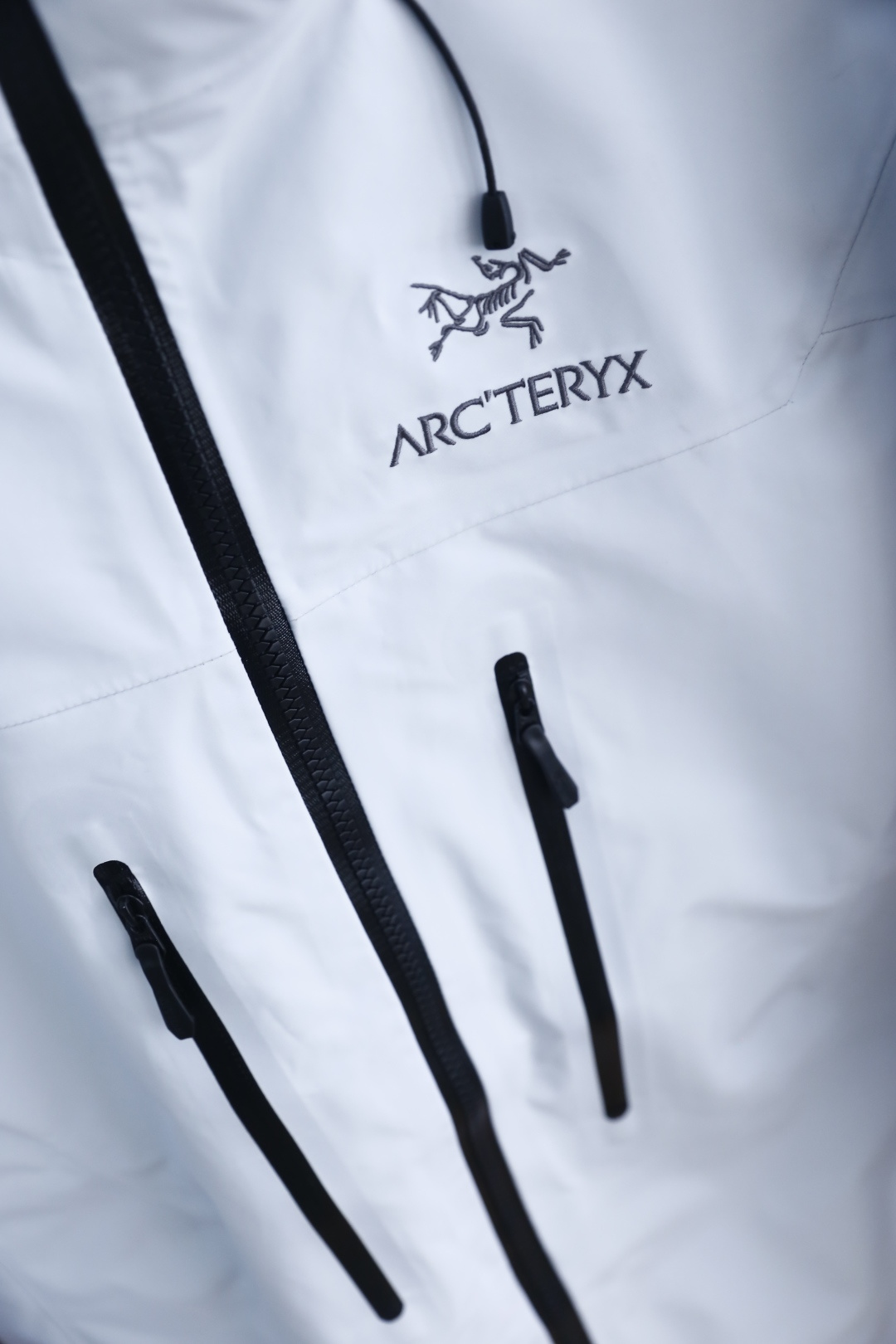 🔥始祖鸟/archaeoPteryx.
26早秋新品🆕时尚百搭男女同款冲锋衣！胸前采用品牌经典LOGO搭