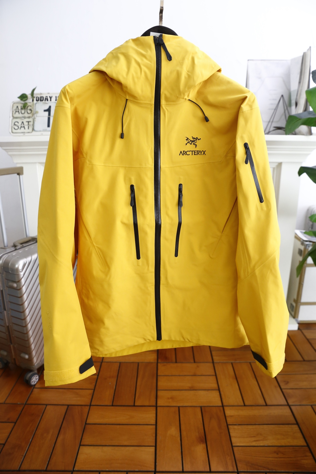 NO:514835,Archaeopteryx. 26 early autumn new fashion and versatile men and women’s same style as jacket!  The brand's classic logo is paired with three functions: waterproof, windproof and breathable. This is not just an ordinary jacket, it is the best companion for outdoor sports enthusiasts, but also an ideal choice for urban commuters to use high-tech fabrics to effectively block rainwater penetration and keep the body dry even in heavy rain. The special fabric structure can withstand strong winds and protect you from the troubles of cold and wind and sand!  Even during high-intensity exercise, it can ensure that sweat is discharged quickly, avoid moisture accumulation, and maintain comfort!  Counter size S-2XL, shipped the next day!  ,arc'teryx,jackets & coats,alexander wang19860909始祖鸟/archaeopteryx. 26早秋新品时尚百搭男女同款冲锋衣！胸前采用品牌经典LOGO搭配具有防水、防风、透气三大功能.这不仅仅是一件普通的外套,它是户外运动爱好者的最佳伴侣,也是都市通勤者的理想选择采用高科技面料,有效阻挡雨水渗透,即使在暴雨中也能保持身体干爽特殊的织物结构能够抵御强风侵袭,保护你免受寒冷和风沙的困扰！即使在高强度运动中,也能确保汗水迅速排出,避免湿气积聚,保持舒适度！专柜尺码S-2XL,隔天出货！,arc'teryx,jackets & coats,alexander wang,Men's clothing