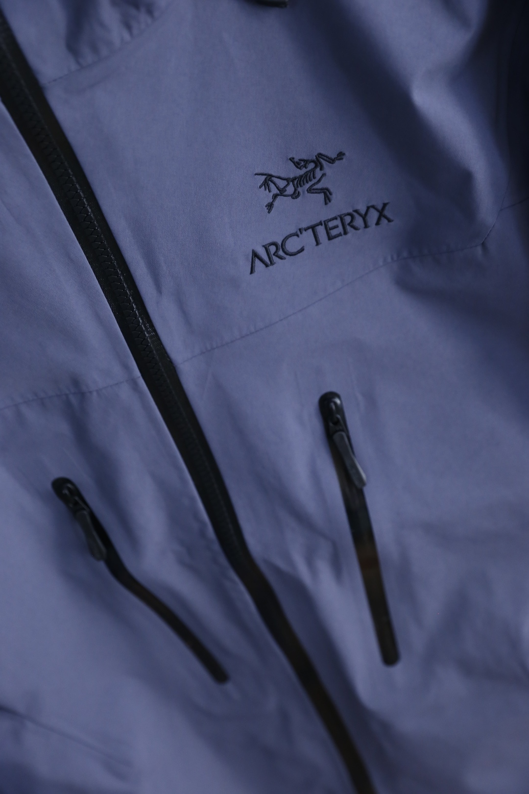 🔥始祖鸟/archaeoPteryx.
26早秋新品🆕时尚百搭男女同款冲锋衣！胸前采用品牌经典LOGO搭