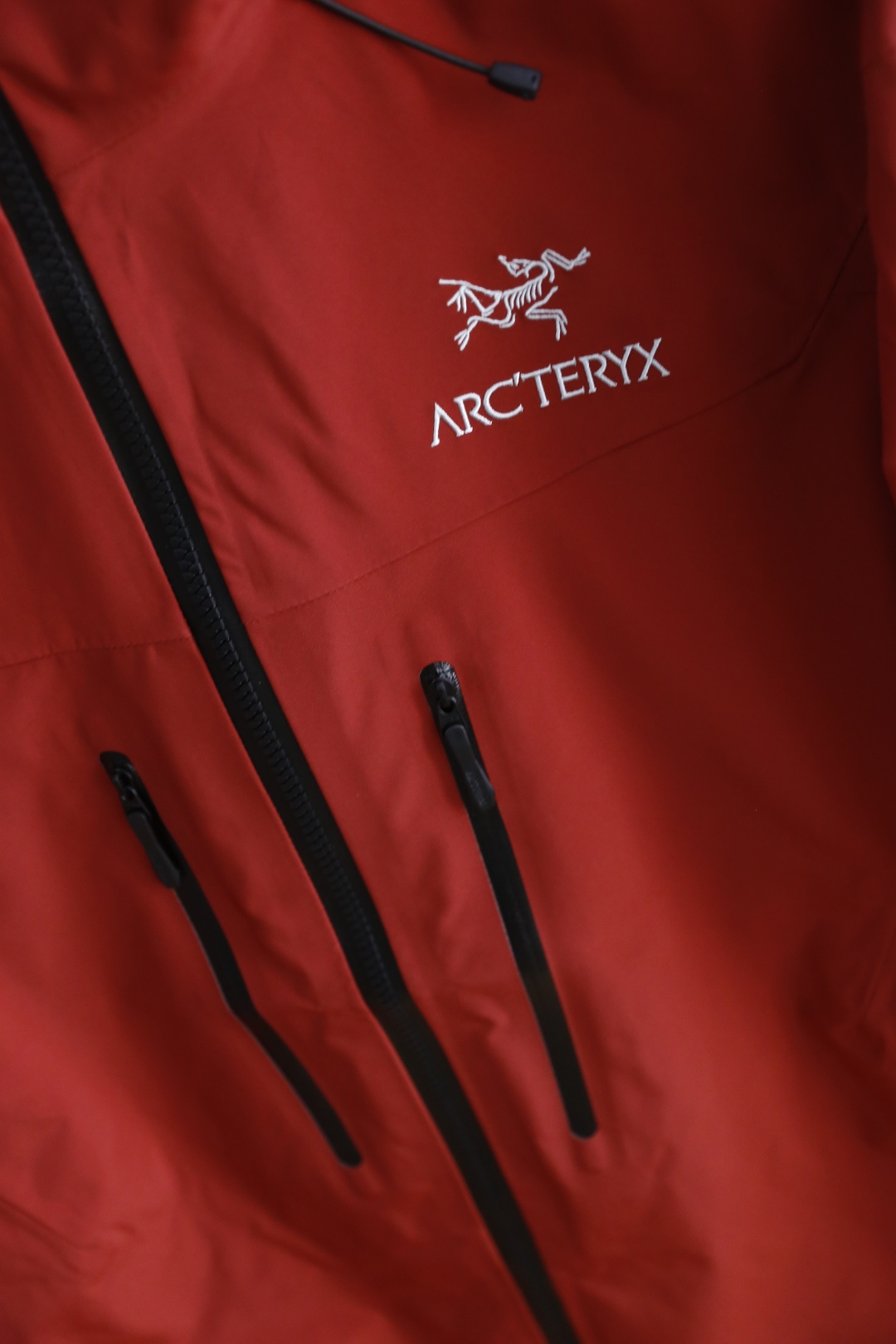 🔥始祖鸟/archaeoPteryx.
26早秋新品🆕时尚百搭男女同款冲锋衣！胸前采用品牌经典LOGO搭