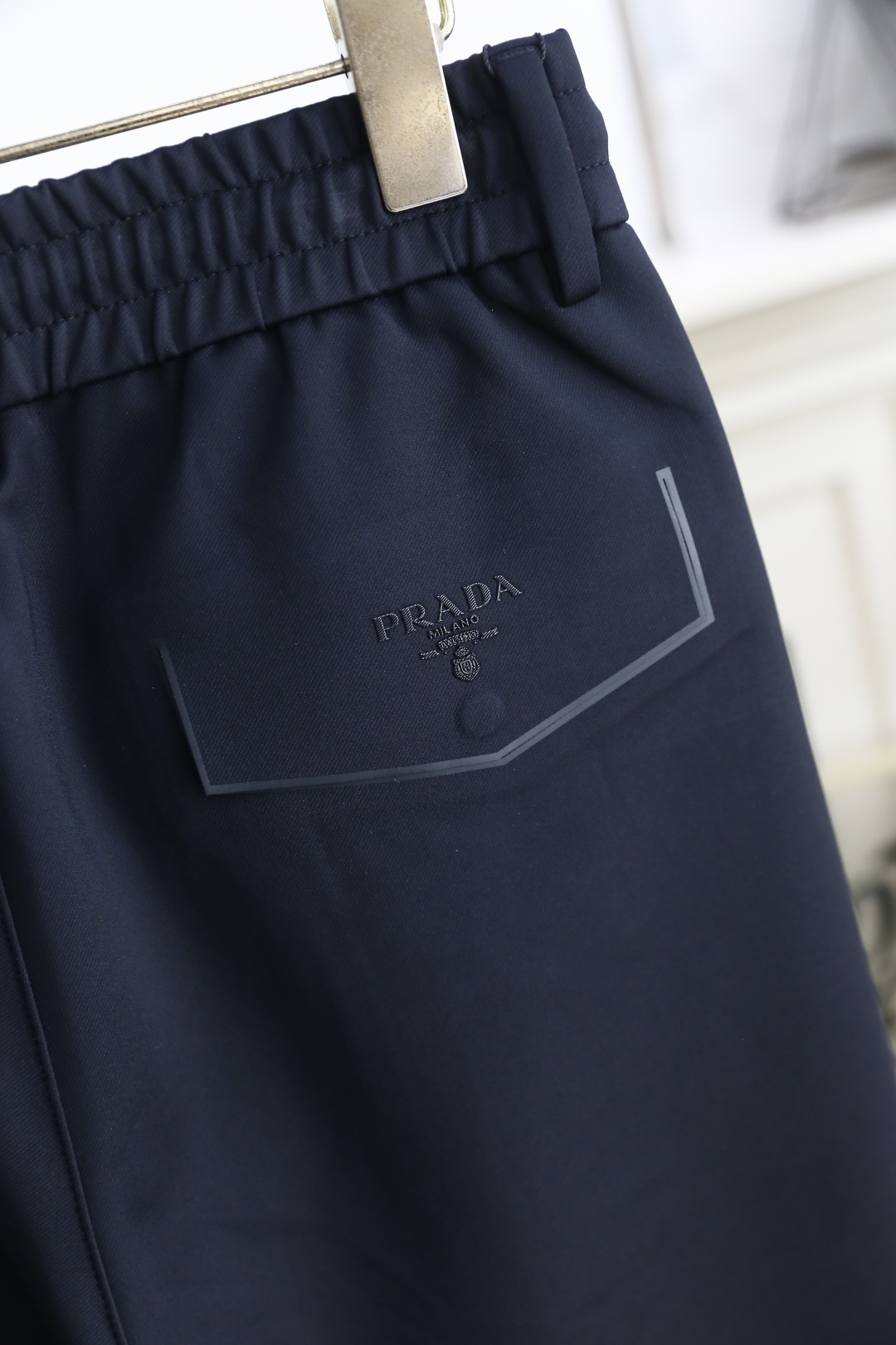 🔥普拉*/Pr*da.
早秋新款男士休闲裤！采用进口舒适面料，奢华经典品牌三角标字母LOGO设计 上身随