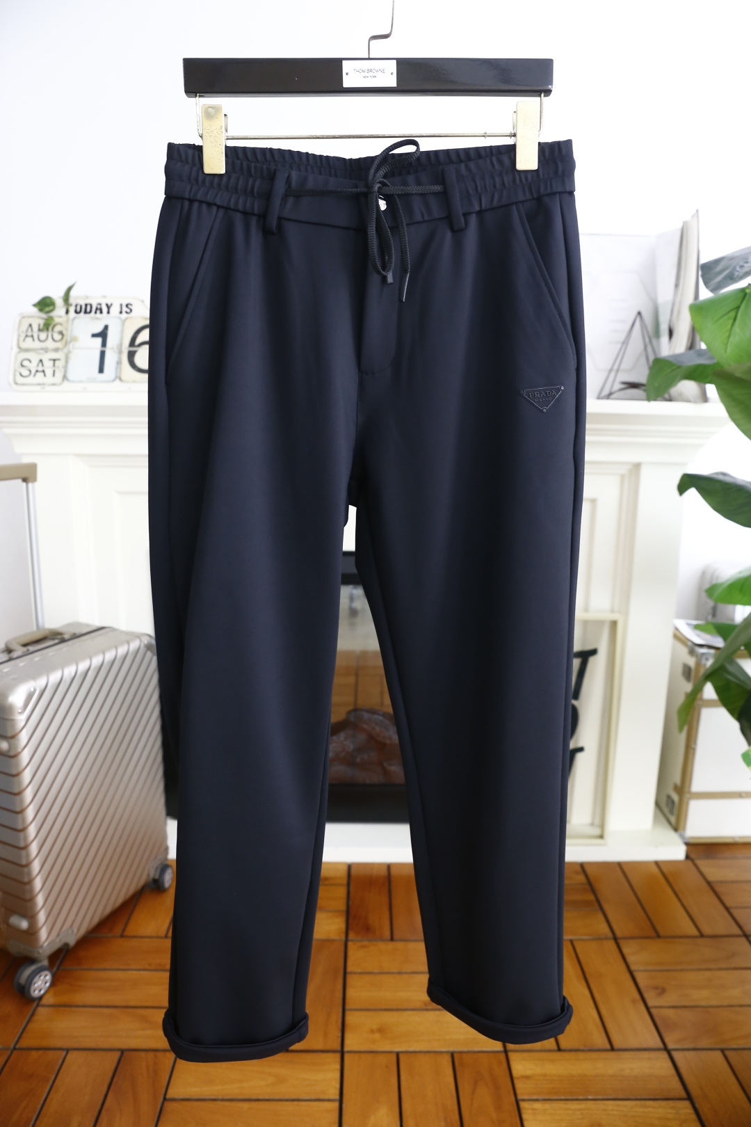 🔥普拉*/Pr*da.
早秋新款男士休闲裤！采用进口舒适面料，奢华经典品牌三角标字母LOGO设计 上身随