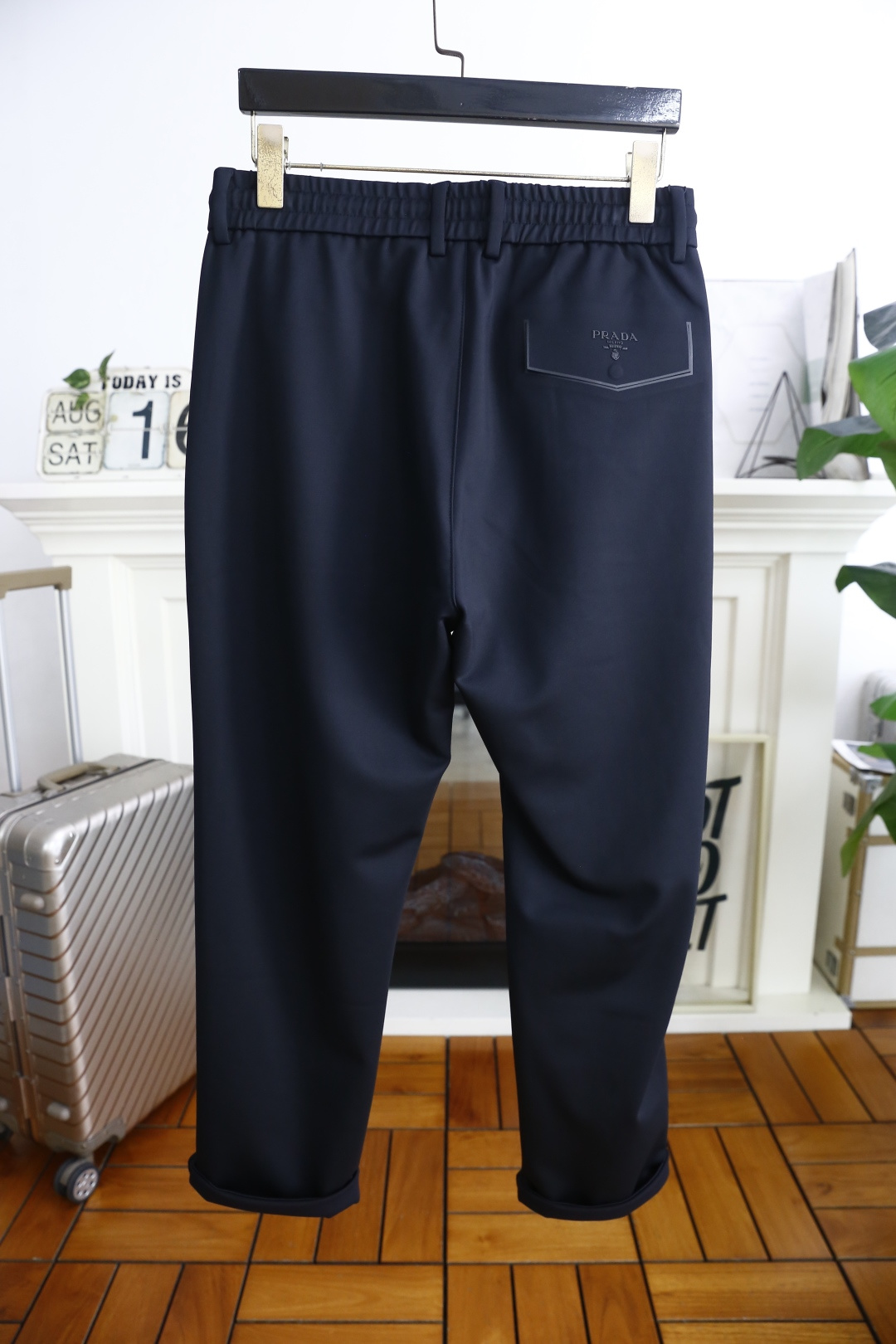 🔥普拉*/Pr*da.
早秋新款男士休闲裤！采用进口舒适面料，奢华经典品牌三角标字母LOGO设计 上身随