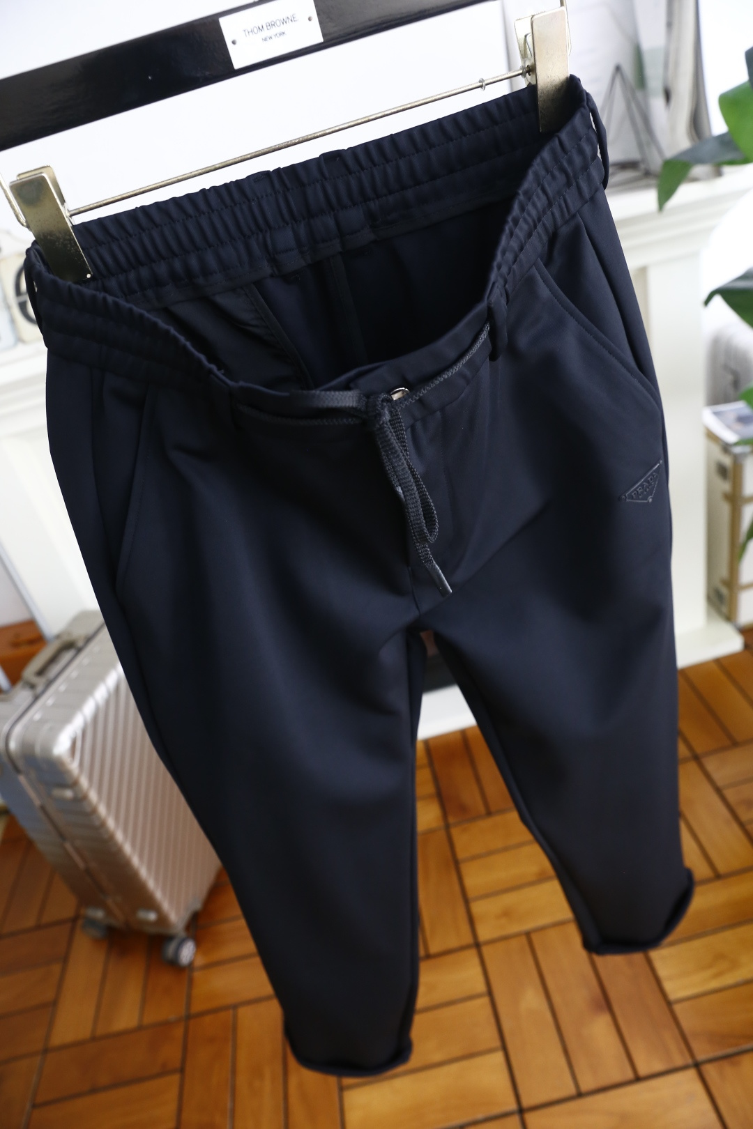 🔥普拉*/Pr*da.
早秋新款男士休闲裤！采用进口舒适面料，奢华经典品牌三角标字母LOGO设计 上身随