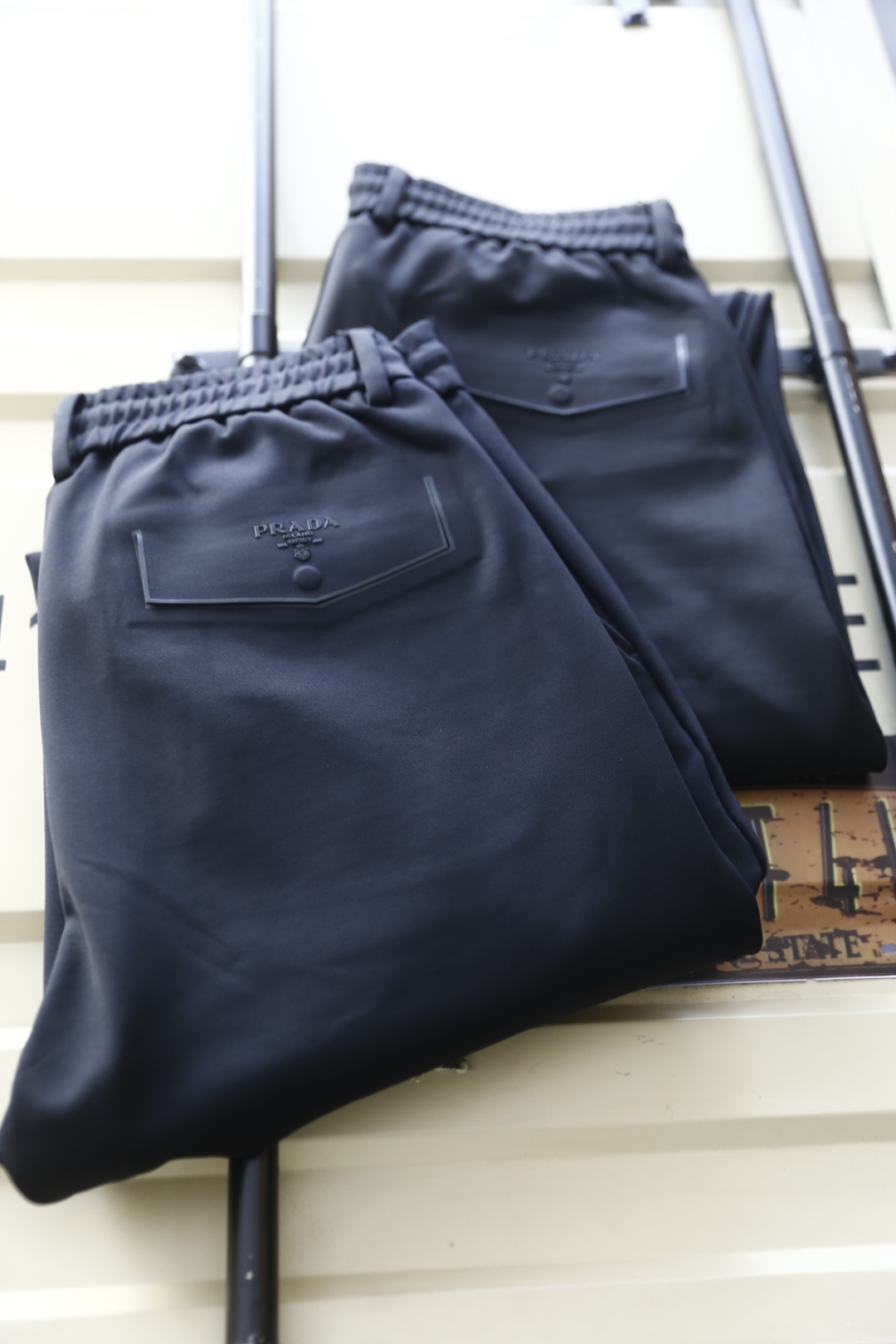 🔥普拉*/Pr*da.
早秋新款男士休闲裤！采用进口舒适面料，奢华经典品牌三角标字母LOGO设计 上身随
