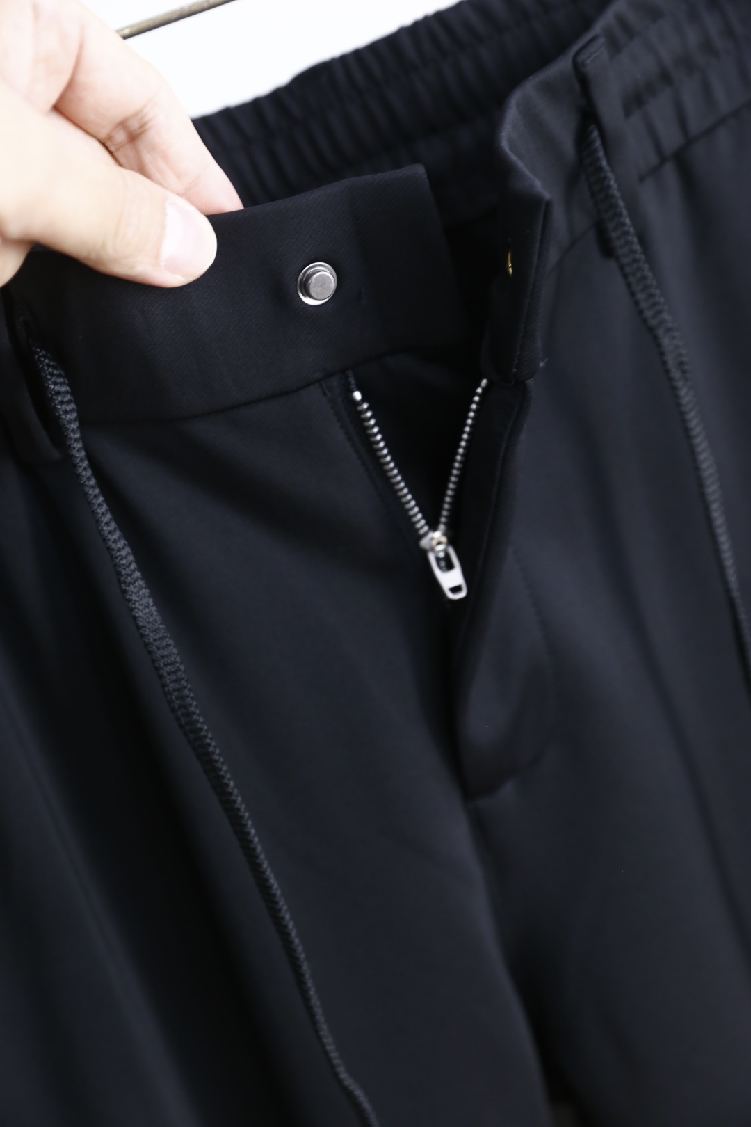 🔥普拉*/Pr*da.
早秋新款男士休闲裤！采用进口舒适面料，奢华经典品牌三角标字母LOGO设计 上身随