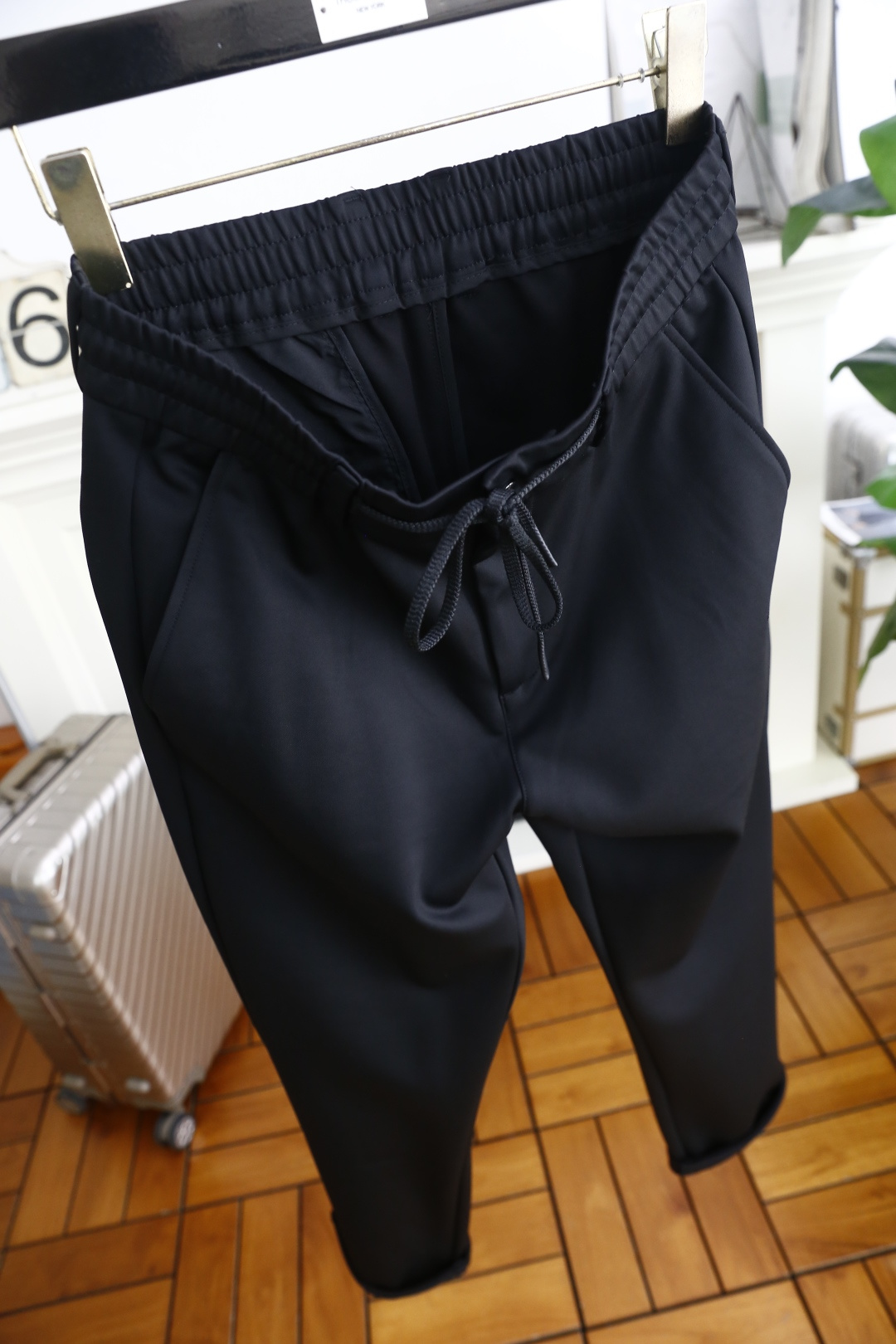 🔥普拉*/Pr*da.
早秋新款男士休闲裤！采用进口舒适面料，奢华经典品牌三角标字母LOGO设计 上身随