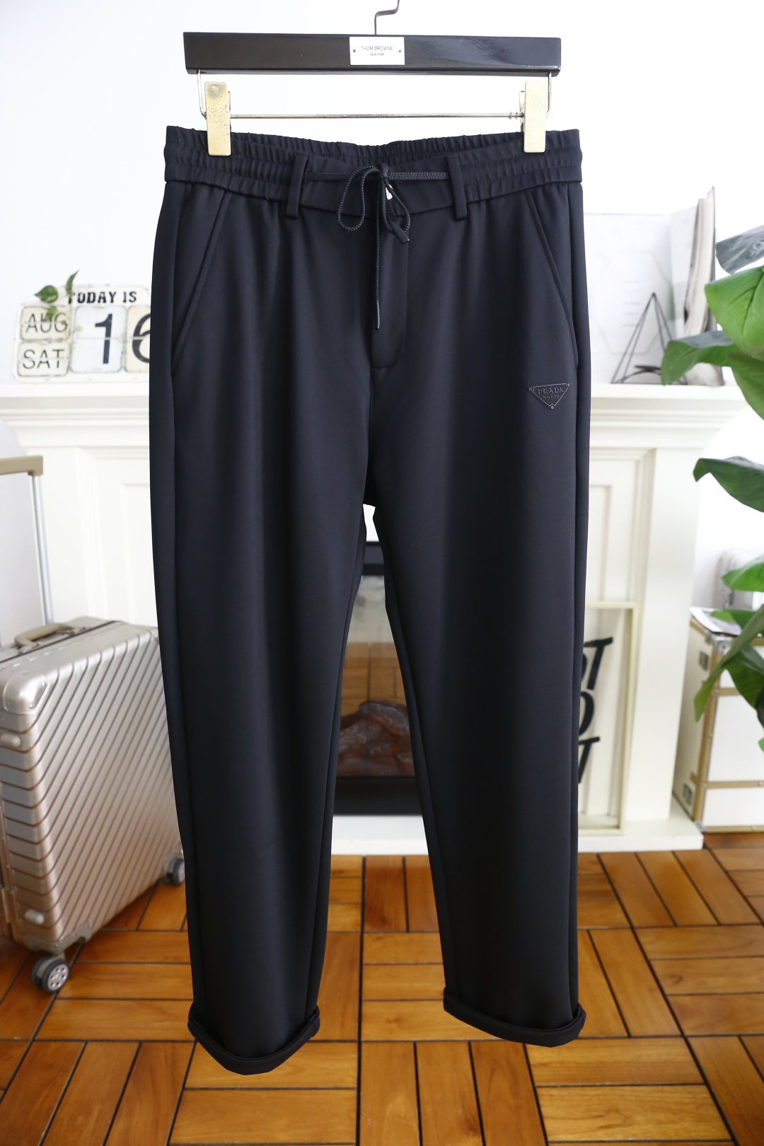 NO:514831,Pula*/Pr*da. 2026 early autumn new men's casual pants!  It uses imported comfortable fabrics, luxurious and classic brand triangle letters LOGO design, and the upper body is casual and comfortable!  Elastic waist casual and versatile style without restraint!  The same product for overseas European counters, the upper body is fashionable and sporty, very low-key and luxurious!  The stitching of the turner is delicate and strong!  Perfect three-dimensional tailoring, highly recommend buying the product!  Counter size 29-40, shipped the next day!  ,prada,alexander wang19860909普拉*/Pr*da. 2026早秋新款男士休闲裤！采用进口舒适面料,奢华经典品牌三角标字母LOGO设计 上身随意舒服！松紧腰休闲百搭款无束缚感！海外欧洲专柜同品,上身时尚运动显时尚,很低调且不失奢华品味！车工缝线细致而强悍！完美立体剪裁,强烈推荐购入货色！专柜尺码29-40,隔天出货！,,prada,alexander wang,Men's clothing