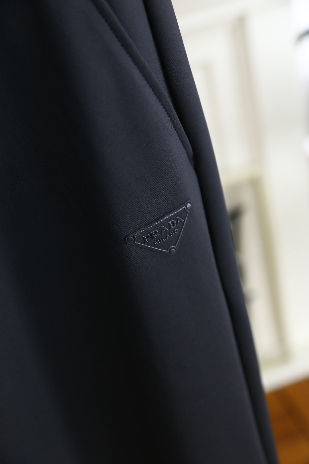 🔥普拉*/Pr*da.
早秋新款男士休闲裤！采用进口舒适面料，奢华经典品牌三角标字母LOGO设计 上身随